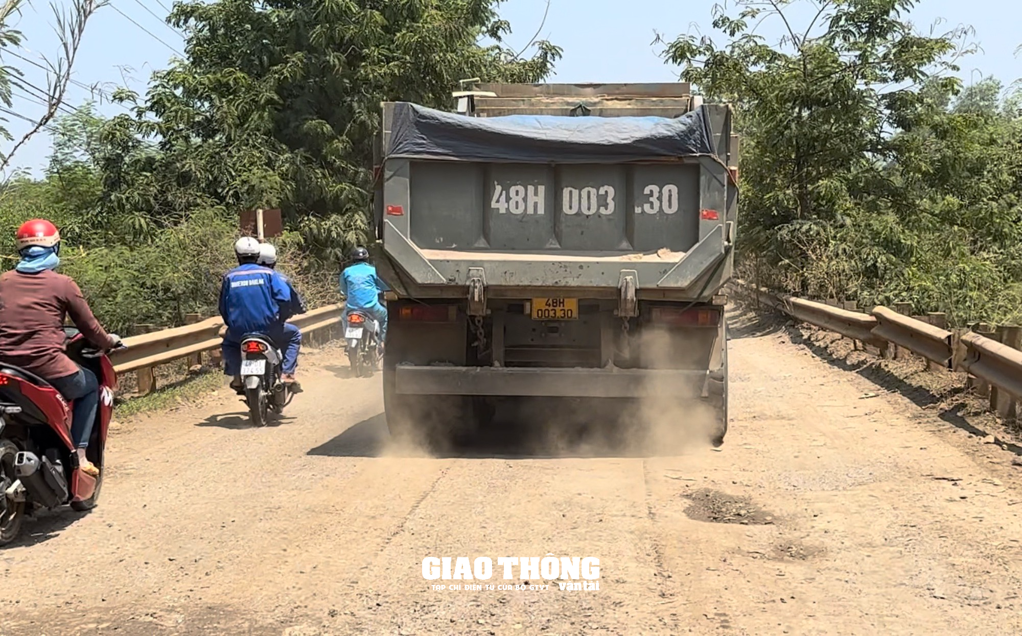 Cận cảnh xe ben chở cát "lách" trạm cân, có dấu hiệu quá tải rầm rập trên QL27 ở Đắk Lắk - Ảnh 2.