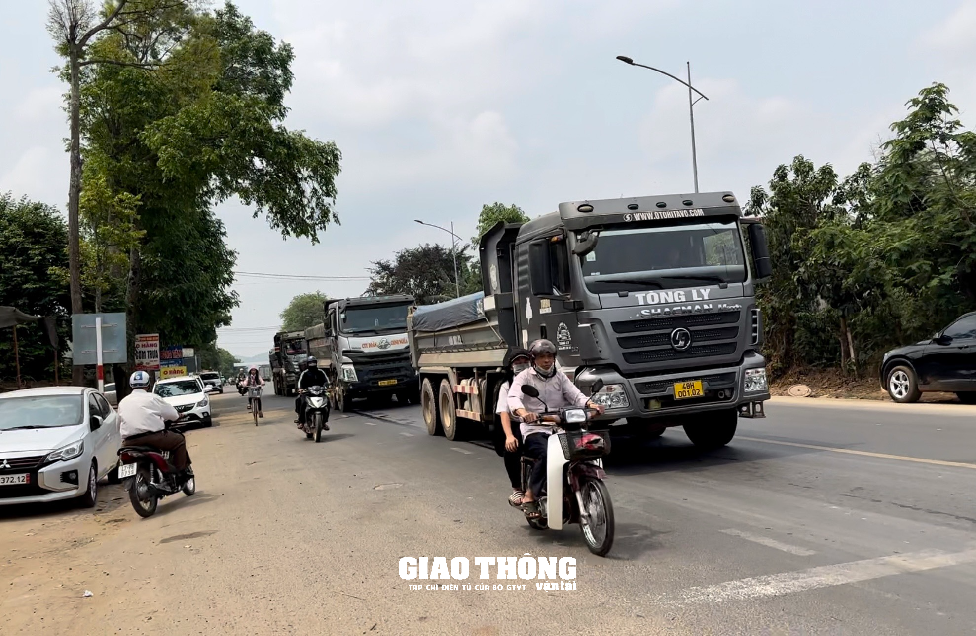 Cận cảnh xe ben chở cát "lách" trạm cân, có dấu hiệu quá tải rầm rập trên QL27 ở Đắk Lắk - Ảnh 6.