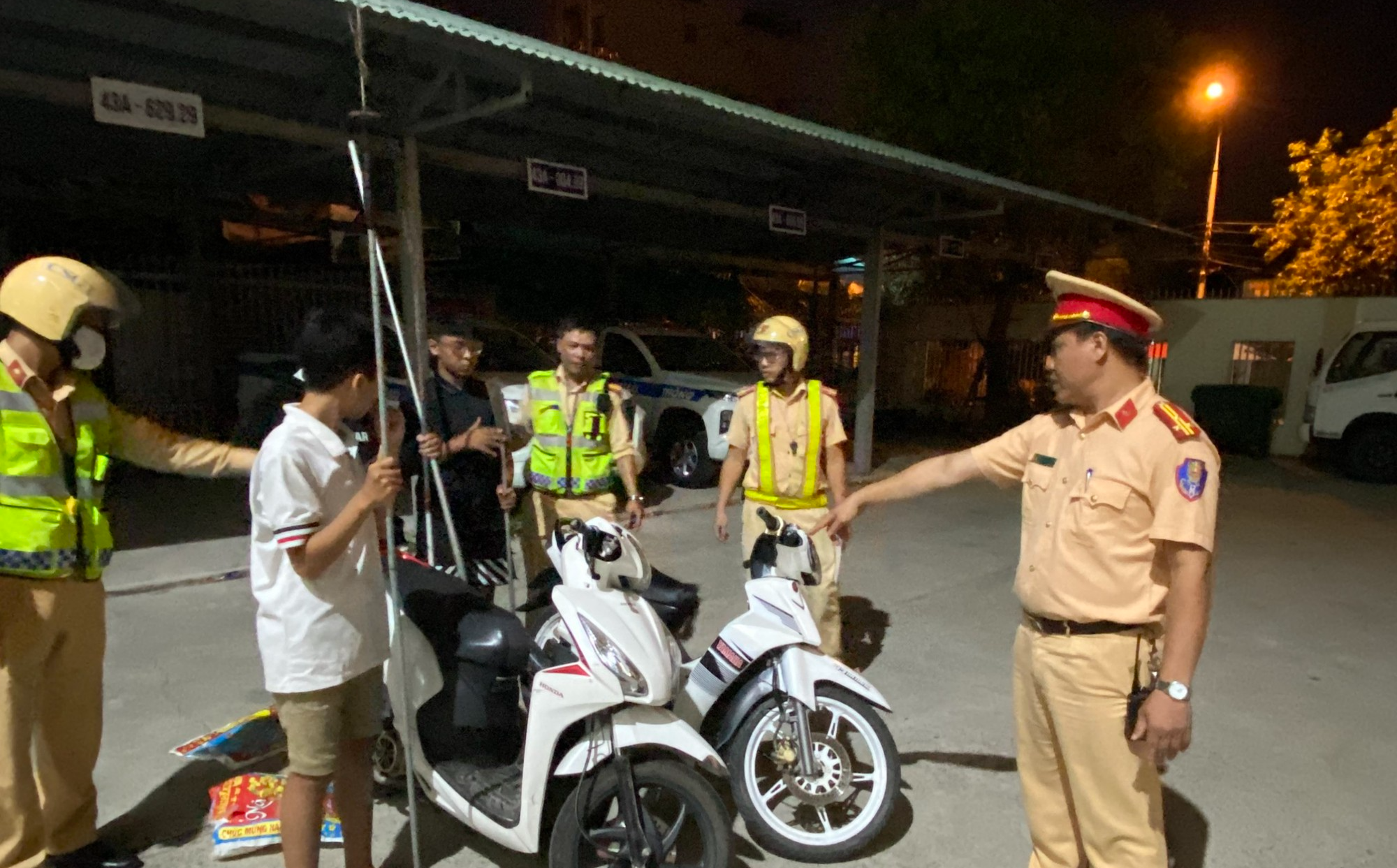 Truy chặn nhóm "quái xế" trong đêm, CSGT Đà Nẵng phát hiện "kho" hung khí - Ảnh 1.
