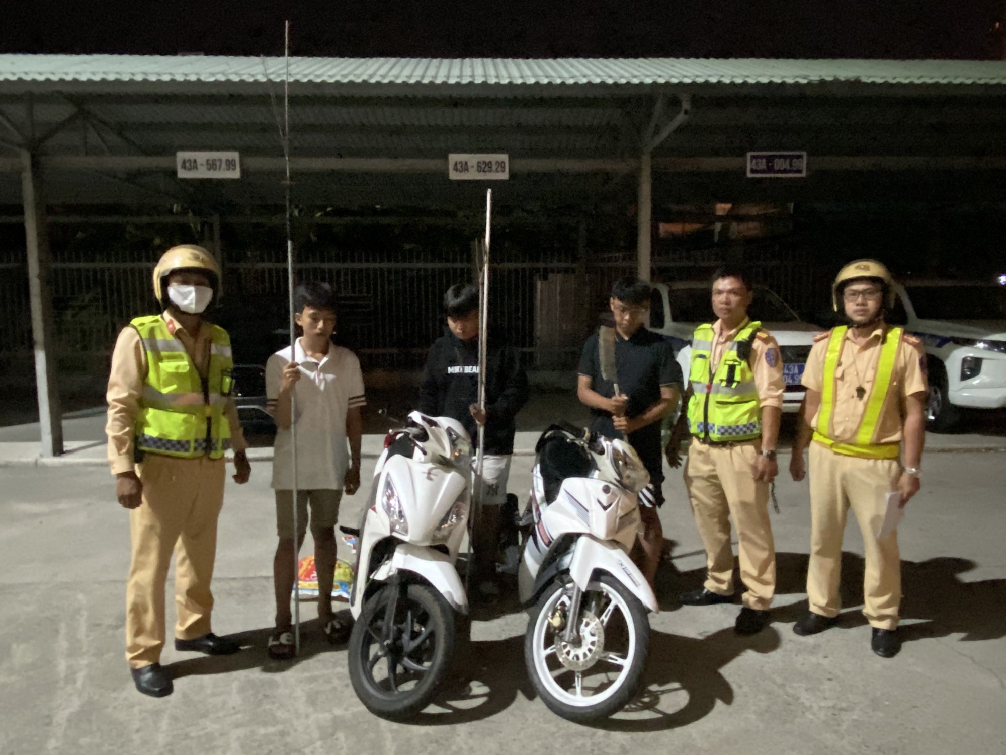 Truy chặn nhóm "quái xế" trong đêm, CSGT Đà Nẵng phát hiện "kho" hung khí - Ảnh 2.