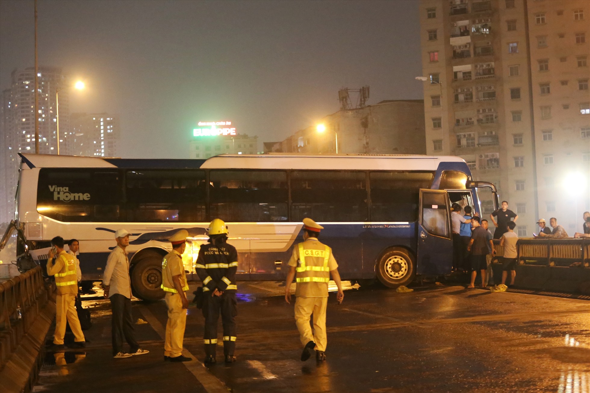 Hà Nội: Xuyên đêm cứu hộ xe khách nằm ngang đường vành đai 3 - Ảnh 1.