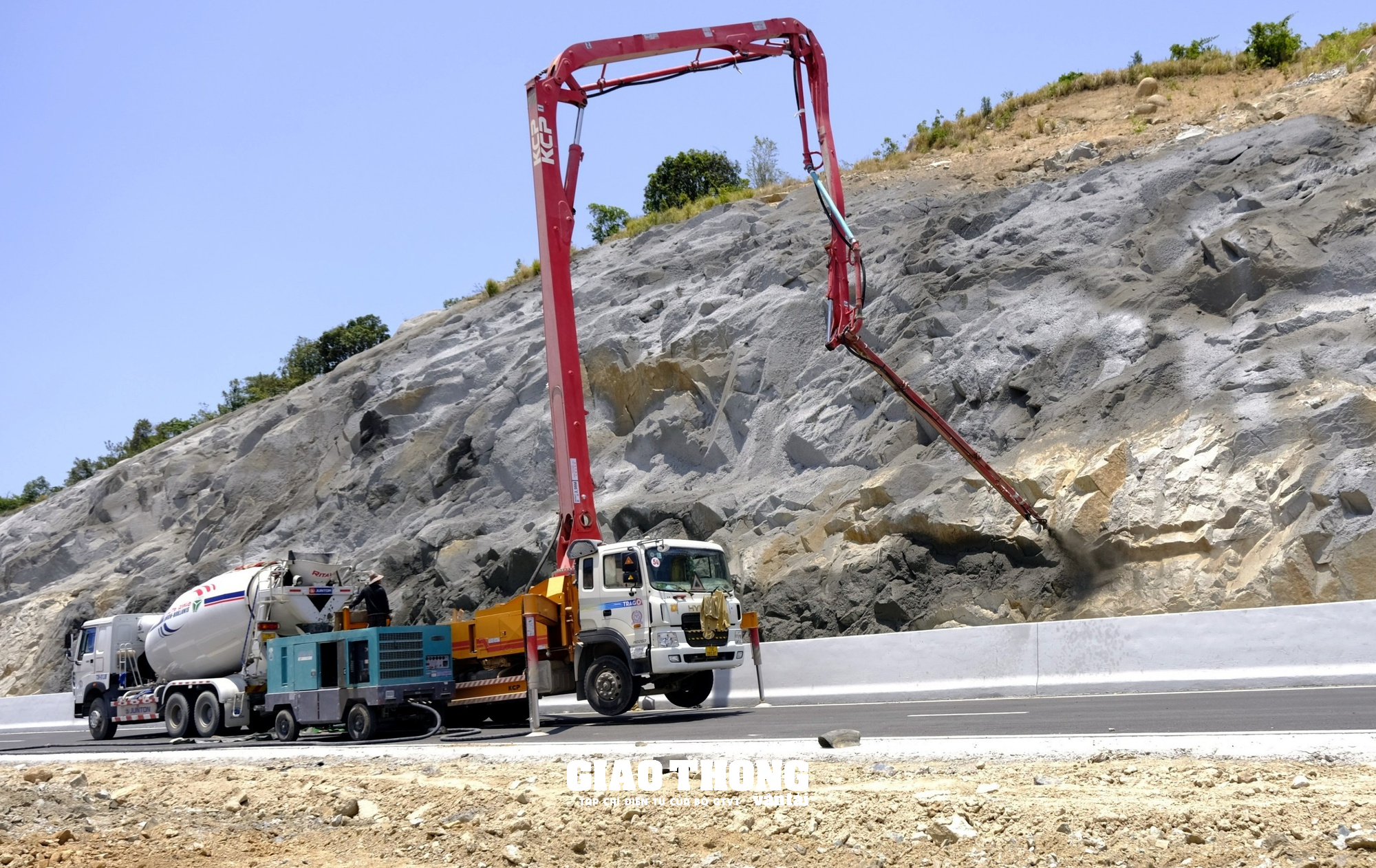 Thi công hoàn thiện cao tốc Nha Trang – Cam Lâm, thông xe vào 19/5 - Ảnh 6.