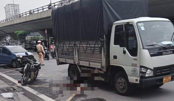 Va chạm với nữ tài xế xe ô tô con, người đàn ông đi xe máy ngã xuống đường bị xe tải cán tử vong - Ảnh 1. Va chạm với nữ tài xế xe ô tô con, người đàn ông đi xe máy ngã xuống đường bị xe tải cán tử vong - Ảnh 1.