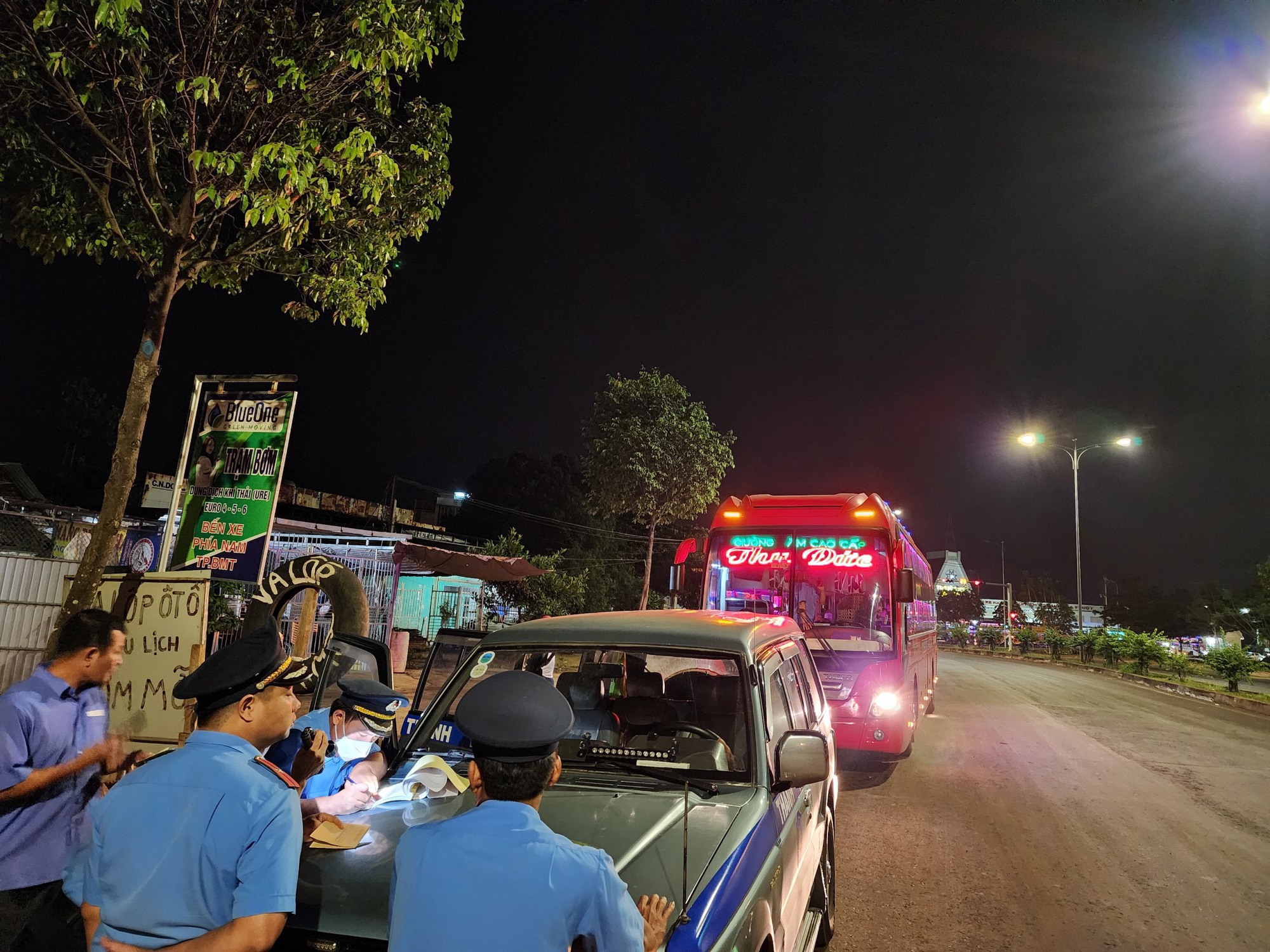 Đắk Lắk xử lý xe khách ngang nhiên lập "bến cóc" sau phản ánh của Tạp chí GTVT - Ảnh 1.