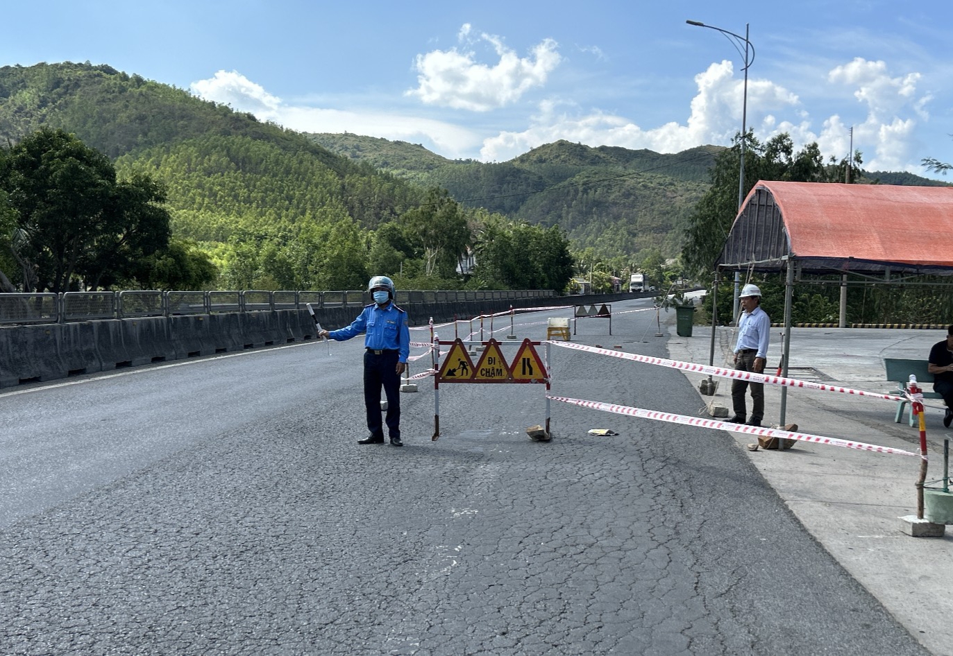 Cận cảnh tìm nguyên nhân, khắc phục hố sụt lún trên QL1 qua Phú Yên - Ảnh 2.