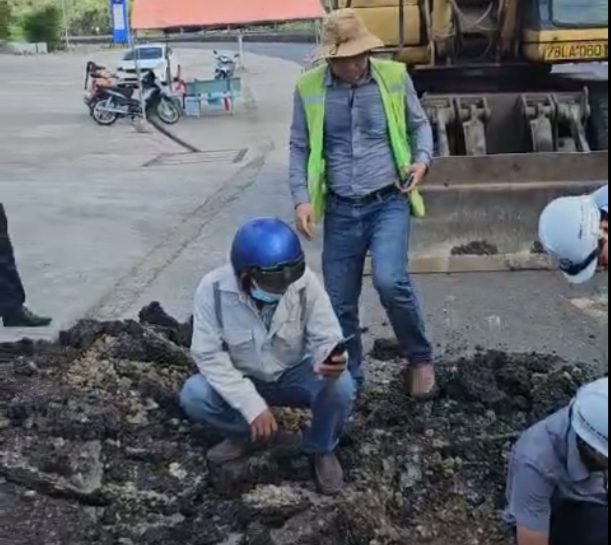 Cận cảnh tìm nguyên nhân, khắc phục hố sụt lún trên QL1 qua Phú Yên - Ảnh 1.