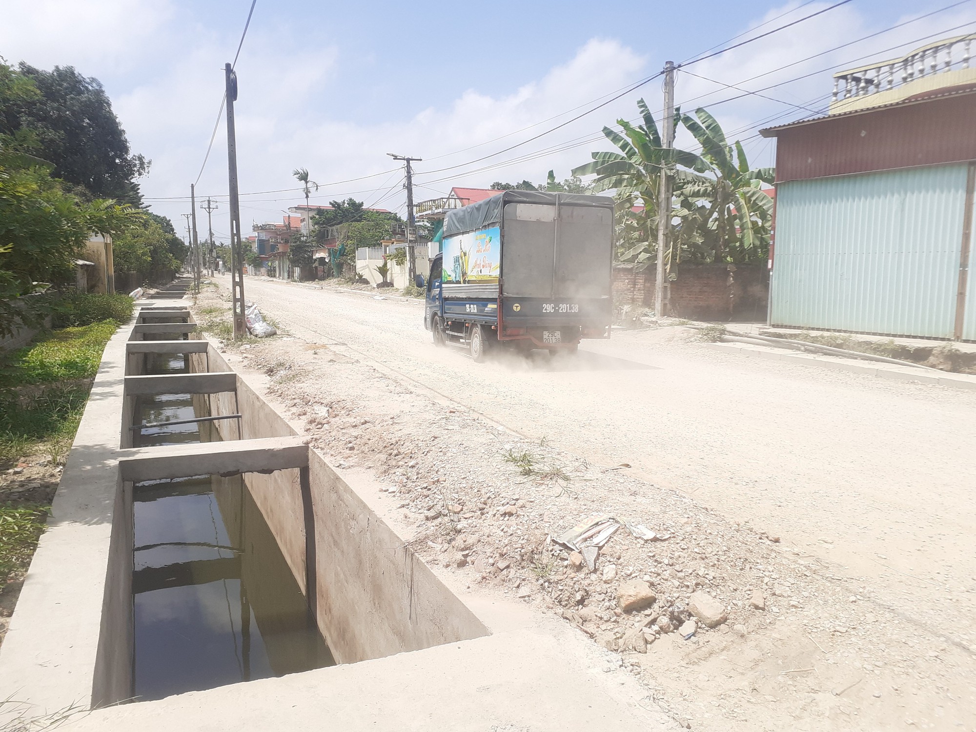 Chùm ảnh: Buông lỏng quản lý thi công dự án nâng cấp đường ở Thái Bình - Ảnh 4.