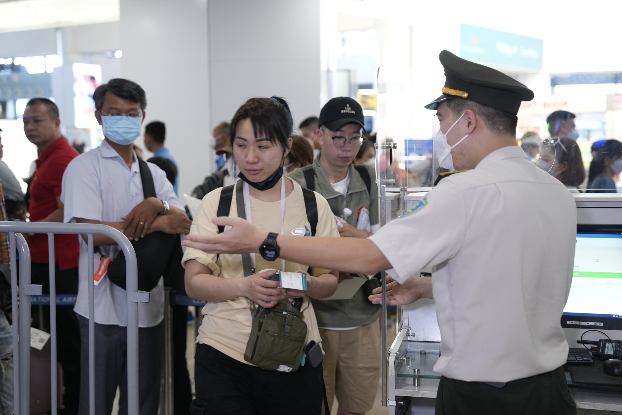 Cận cảnh Cảng hàng không Quốc tế Nội Bài đón lượng khách tăng cao dịp hè - Ảnh 3. Cận cảnh Cảng hàng không Quốc tế Nội Bài đón lượng khách tăng cao dịp hè - Ảnh 3.