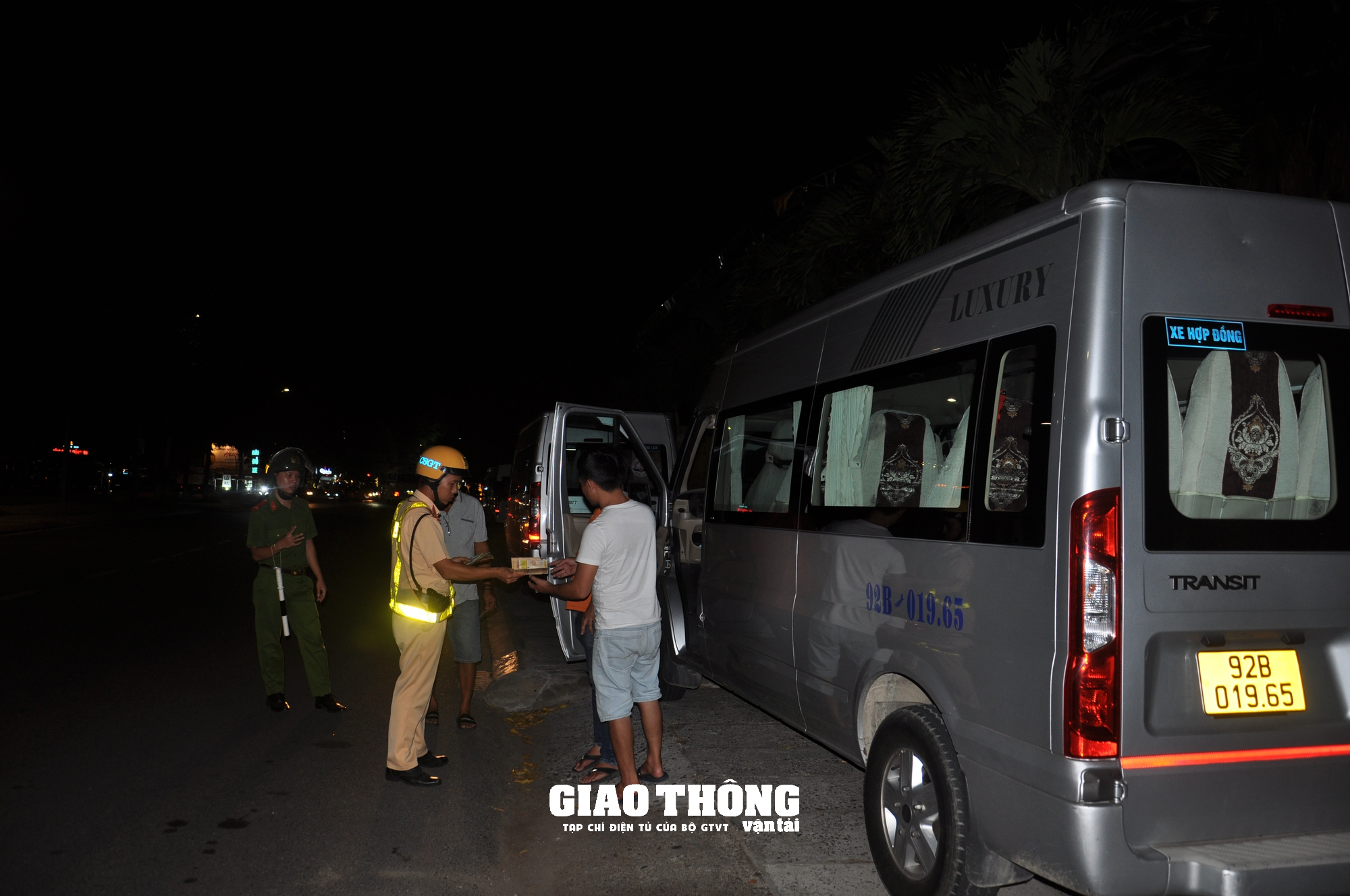 Hội An quyết liệt xử lý ô tô đậu, đỗ chiếm vỉa hè, trả lại không gian cho người đi bộ - Ảnh 1.