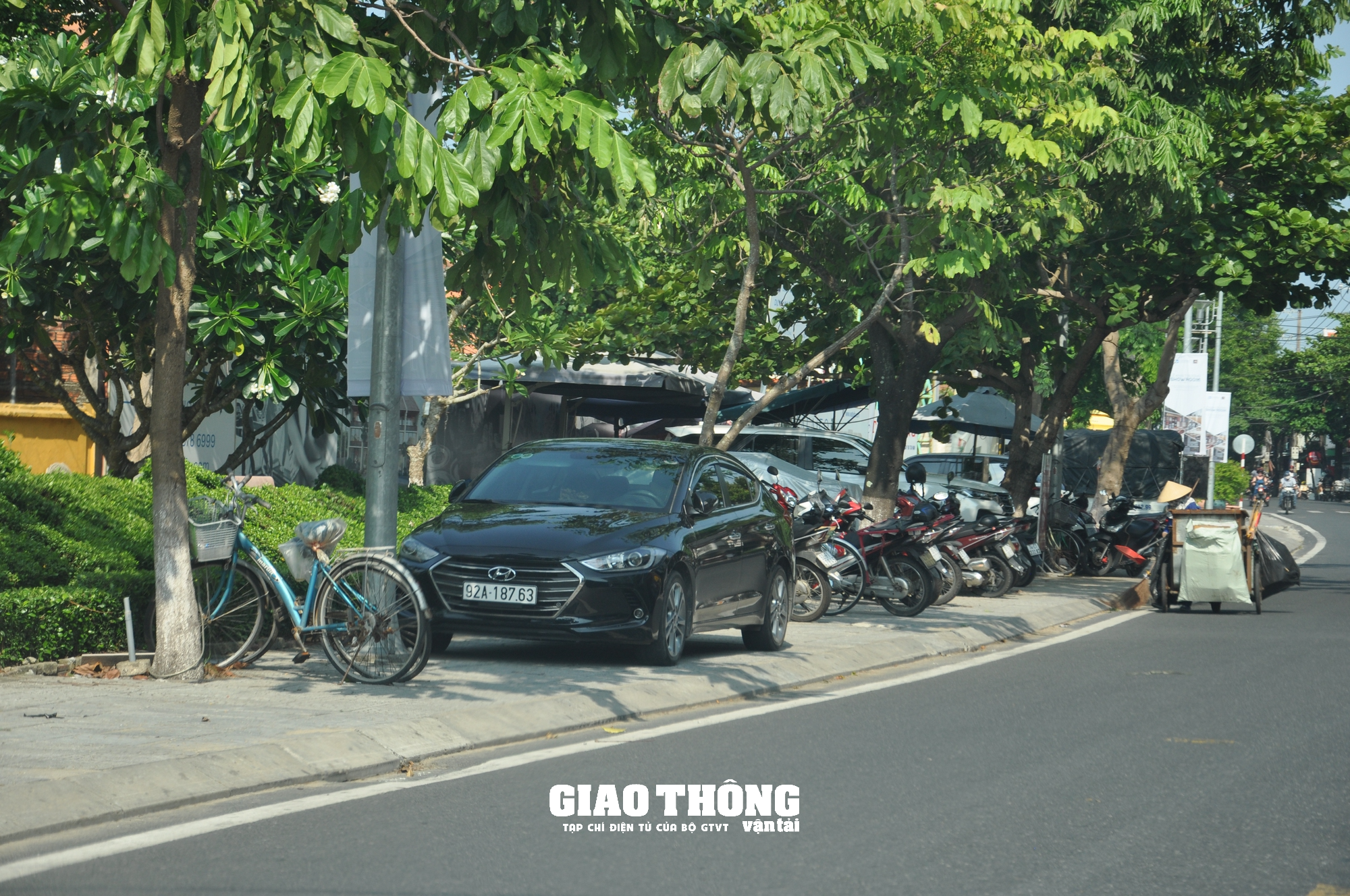 Hội An quyết liệt xử lý ô tô đậu, đỗ chiếm vỉa hè, trả lại không gian cho người đi bộ - Ảnh 3.