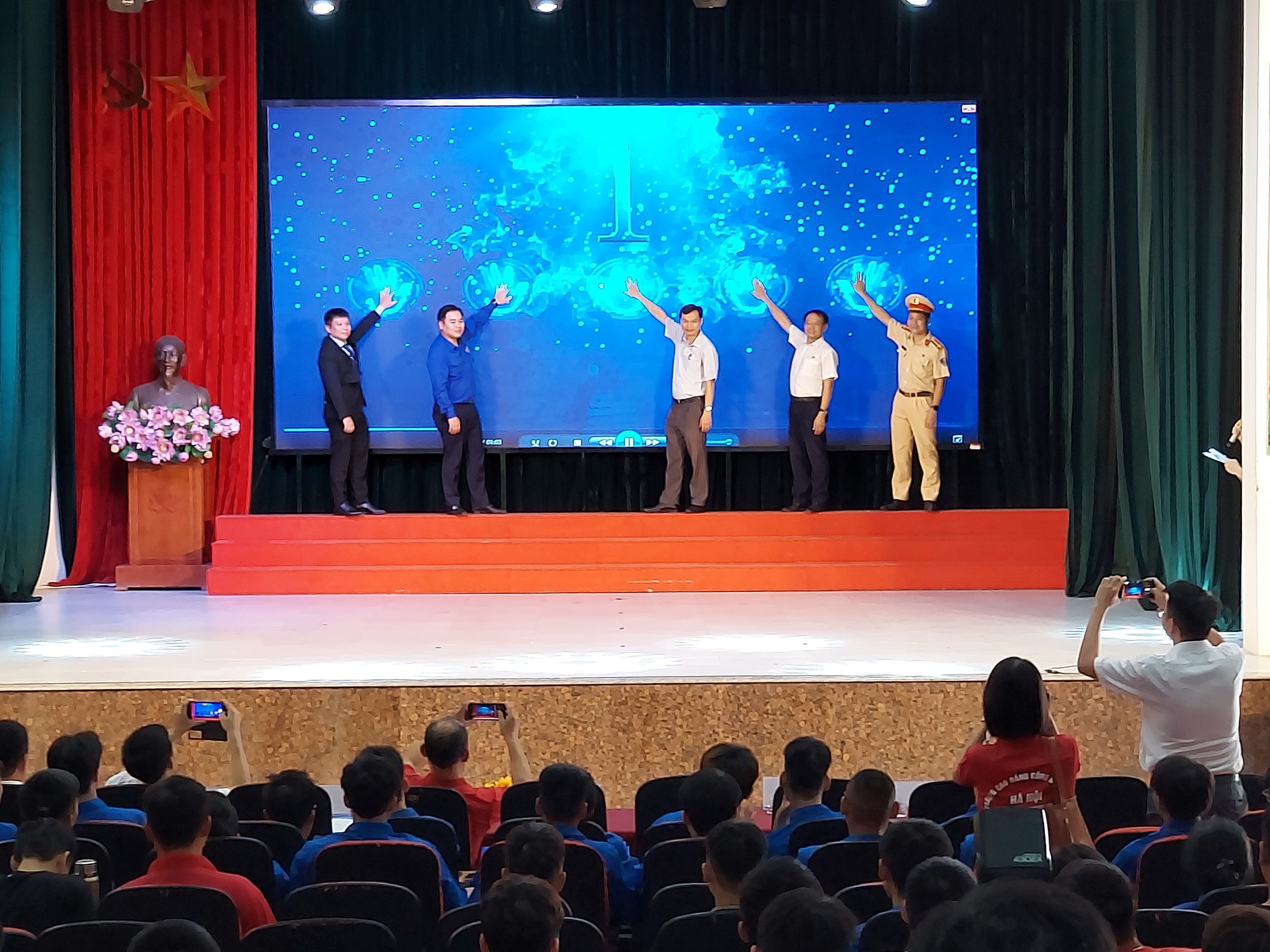 Thanh niên sáng tạo truyền thông ATGT lan tỏa mạnh trên mạng xã hội - Ảnh 1. Thanh niên sáng tạo truyền thông ATGT lan tỏa mạnh trên mạng xã hội - Ảnh 1.