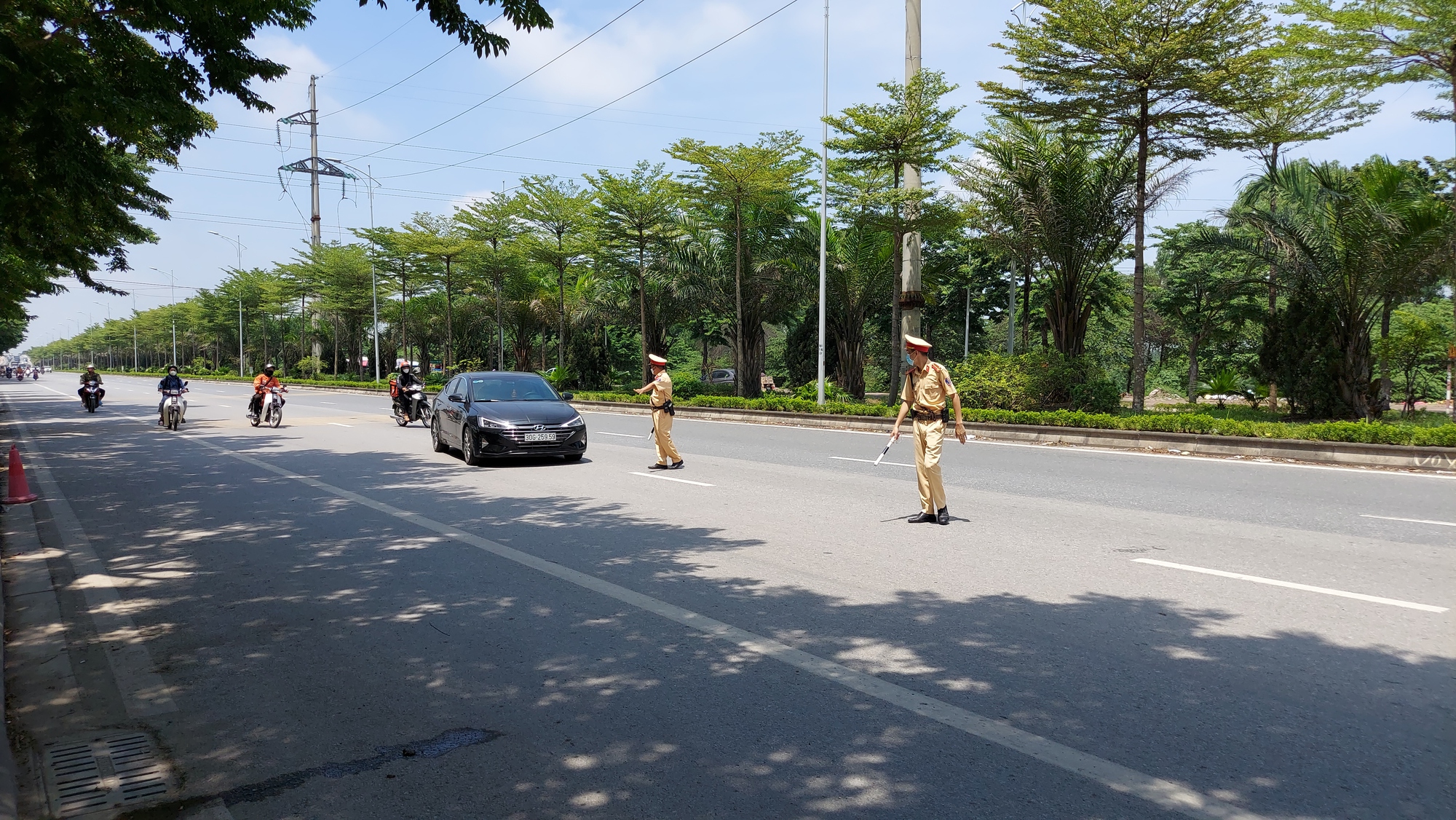 [VIDEO] Cận cảnh CSGT kiên quyết xử nghiêm vi phạm tốc độ đường trục phía Nam TP. Hà Nội - Ảnh 2.