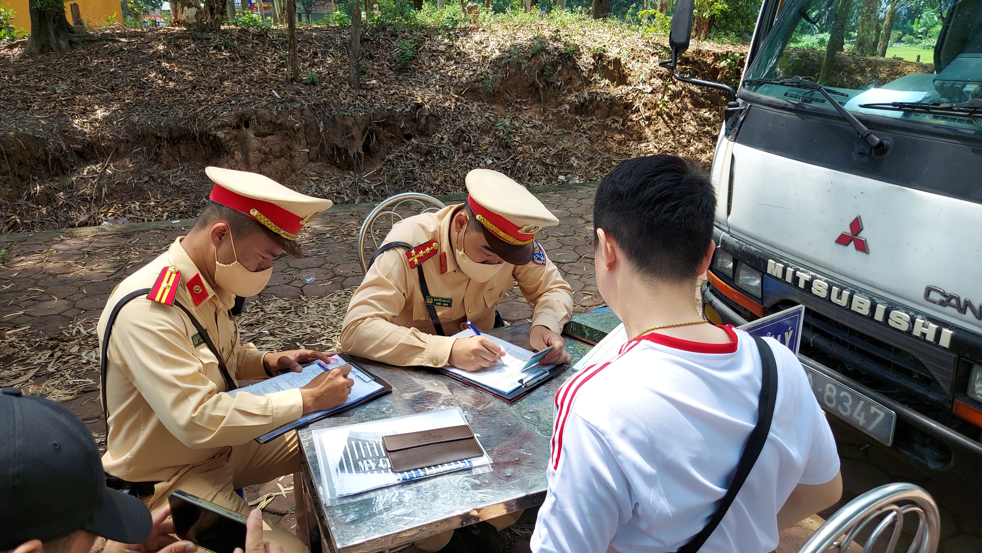 [VIDEO] Cận cảnh CSGT kiên quyết xử nghiêm vi phạm tốc độ đường trục phía Nam TP. Hà Nội - Ảnh 3.