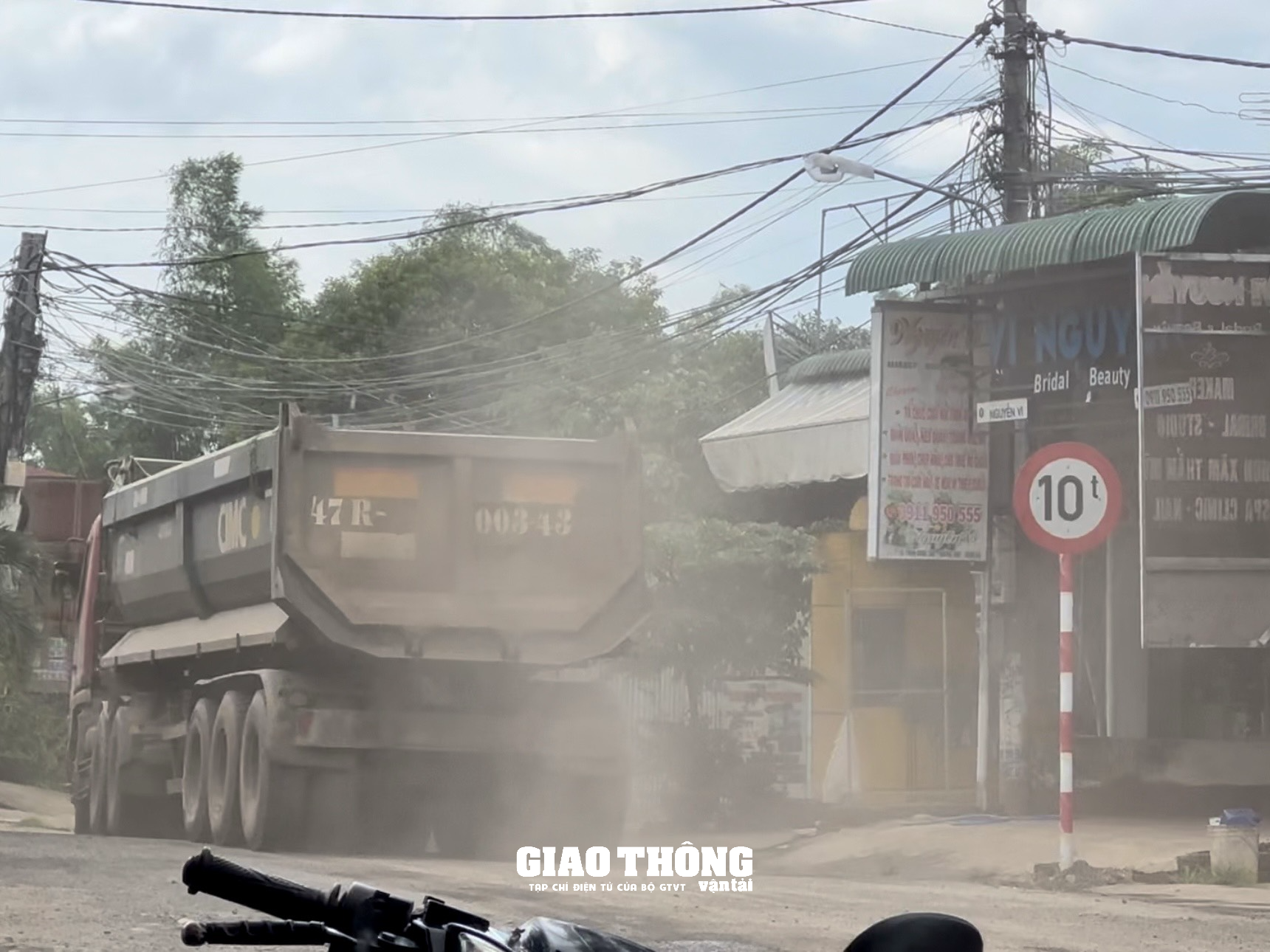 Đường giới hạn 10 tấn "oằn lưng" gánh đoàn xe ben, đầu kéo hàng chục tấn ở Đắk Lắk - Ảnh 1.