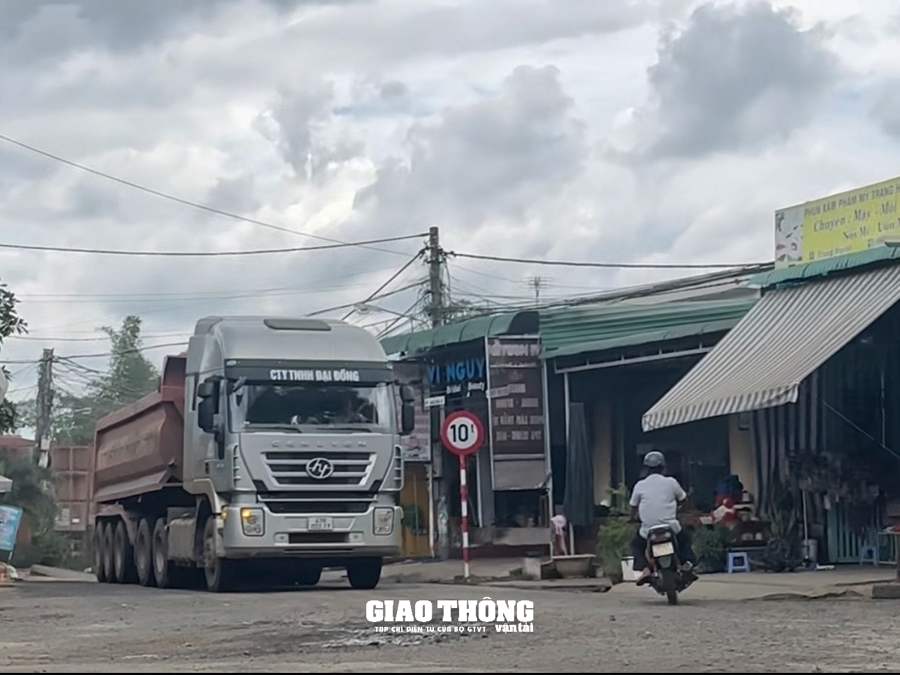 Đường giới hạn 10 tấn "oằn lưng" gánh xe ben, đầu kéo hàng chục tấn ở Đắk Lắk - Ảnh 2.