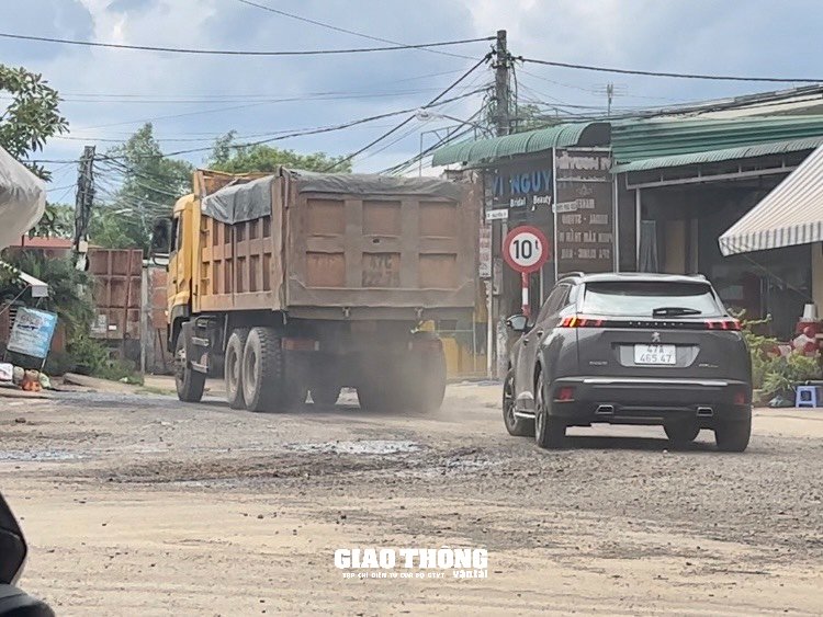 Đường giới hạn 10 tấn "oằn lưng" gánh đoàn xe ben, đầu kéo hàng chục tấn ở Đắk Lắk - Ảnh 4.