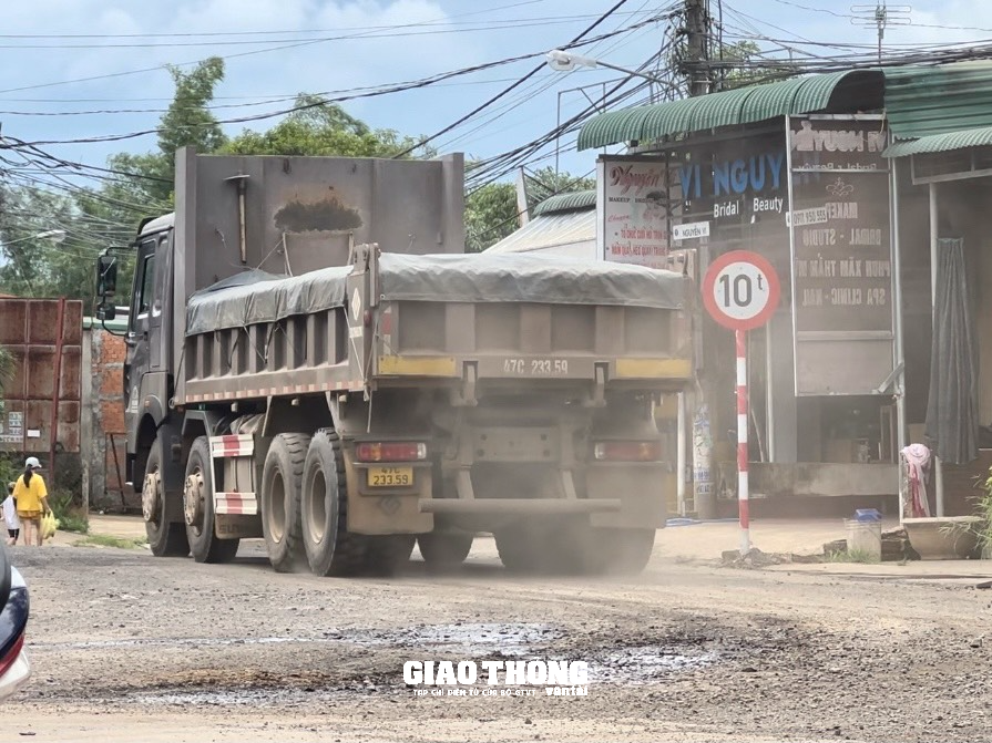 Đường giới hạn 10 tấn "oằn lưng" gánh đoàn xe ben, đầu kéo hàng chục tấn ở Đắk Lắk - Ảnh 6.