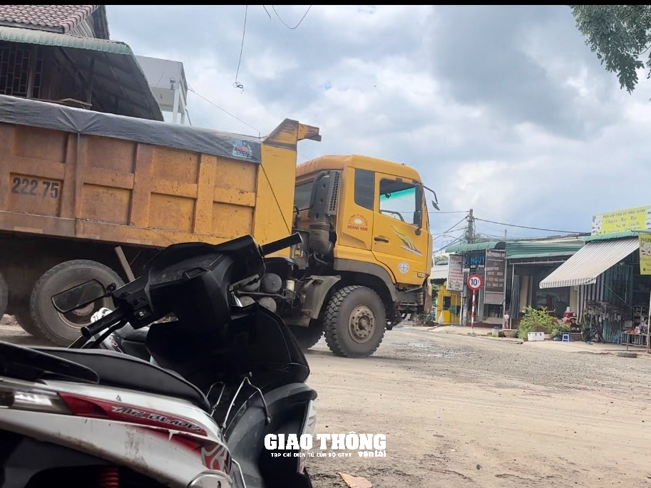 Đường giới hạn 10 tấn "oằn lưng" gánh đoàn xe ben, đầu kéo hàng chục tấn ở Đắk Lắk - Ảnh 9.