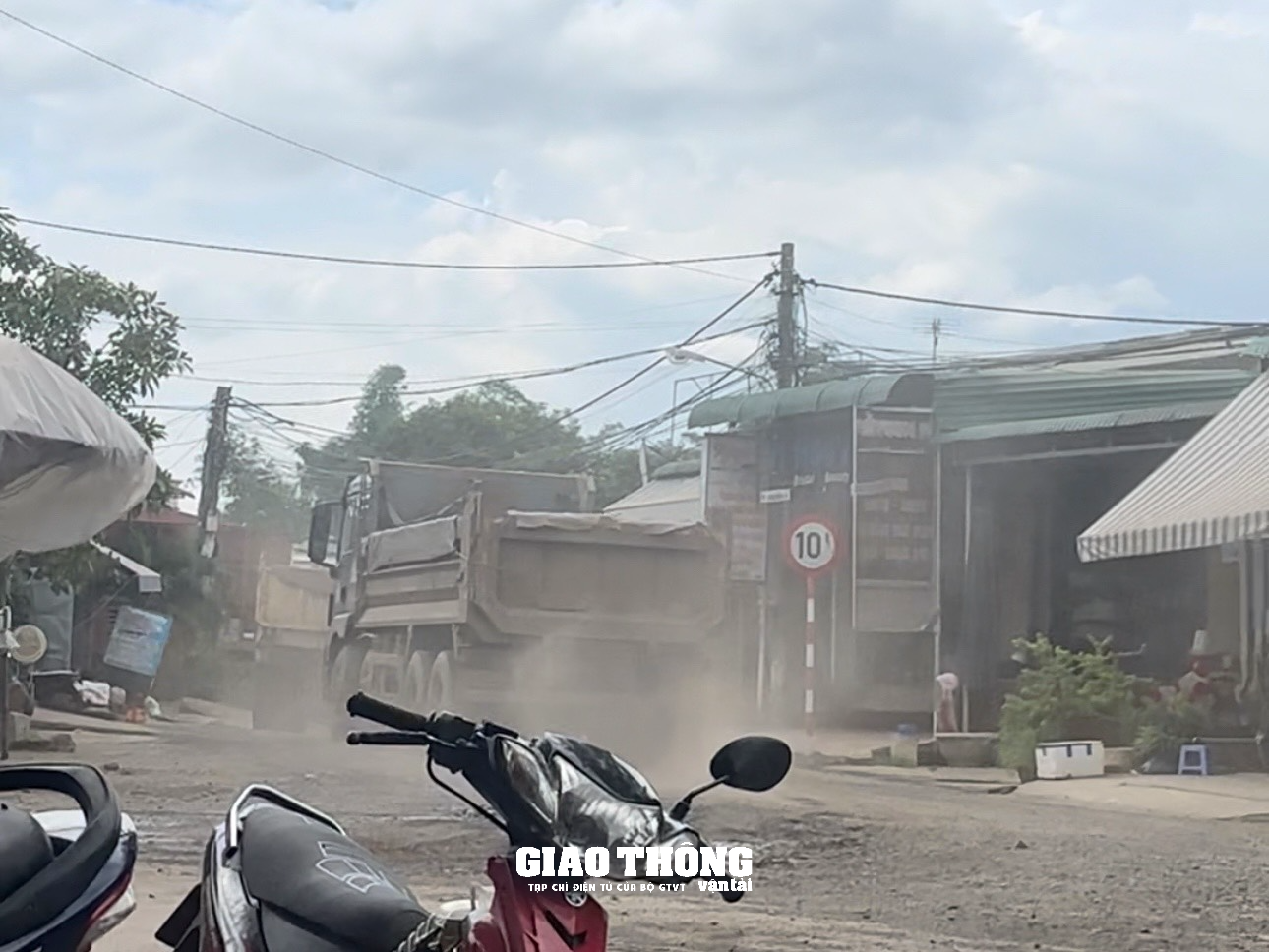 Đường giới hạn 10 tấn "oằn lưng" gánh đoàn xe ben, đầu kéo hàng chục tấn ở Đắk Lắk - Ảnh 10.