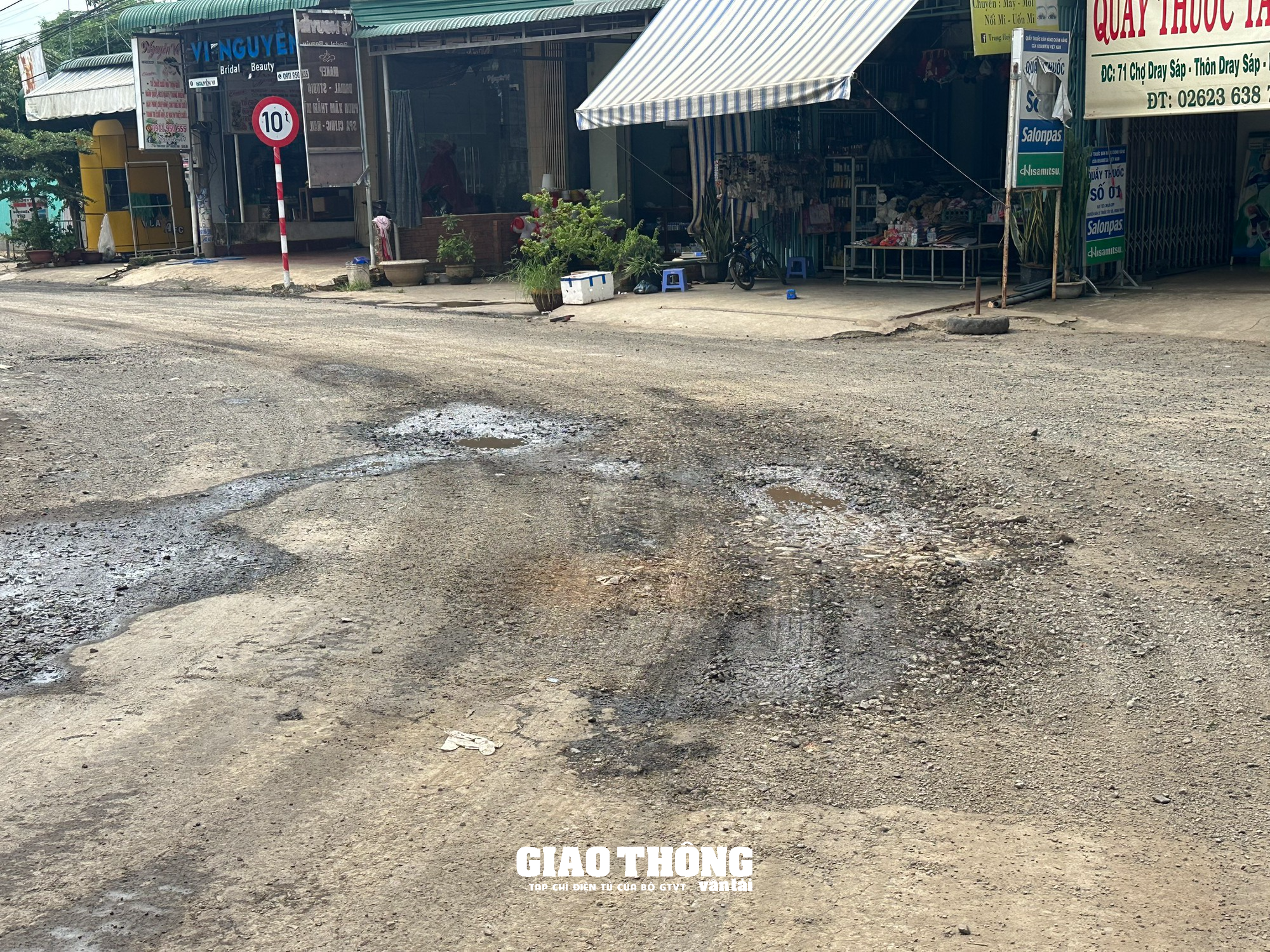 Đường giới hạn 10 tấn "oằn lưng" gánh đoàn xe ben, đầu kéo hàng chục tấn ở Đắk Lắk - Ảnh 11.