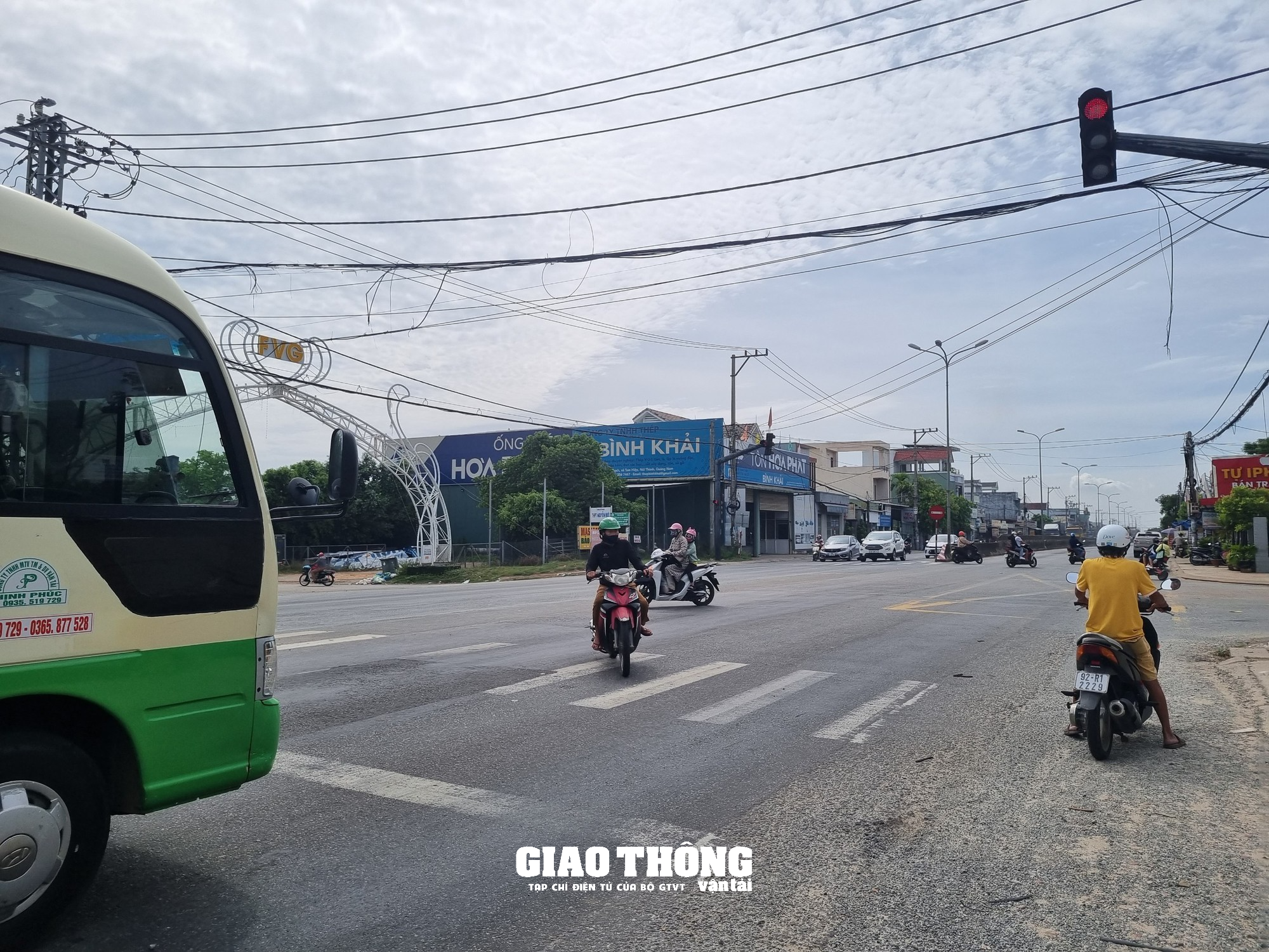 Tìm giải pháp xóa điểm đen, điểm mất ATGT trên tuyến QL đoạn qua Quảng Nam - Ảnh 2.