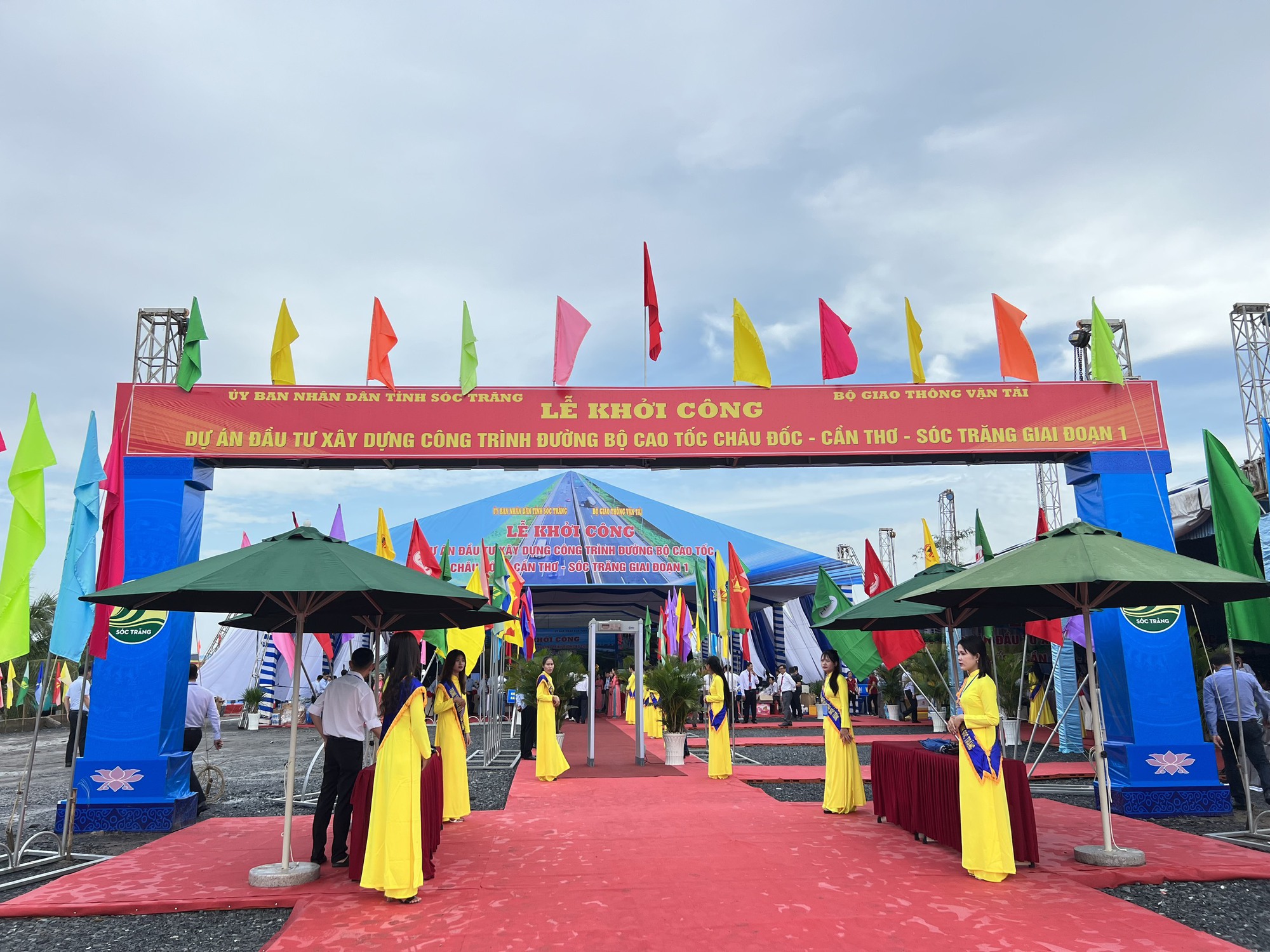 Trực tiếp khởi công cao tốc Châu Đốc - Cần Thơ - Sóc Trăng: Công tác chuẩn bị đã hoàn tất - Ảnh 5. Trực tiếp khởi công cao tốc Châu Đốc - Cần Thơ - Sóc Trăng: Công tác chuẩn bị đã hoàn tất - Ảnh 5.