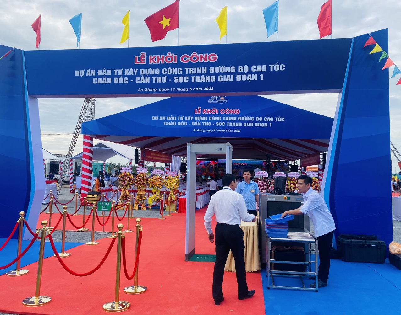 Trực tiếp khởi công cao tốc Châu Đốc - Cần Thơ - Sóc Trăng: Công tác chuẩn bị đã hoàn tất - Ảnh 2. Trực tiếp khởi công cao tốc Châu Đốc - Cần Thơ - Sóc Trăng: Công tác chuẩn bị đã hoàn tất - Ảnh 2.