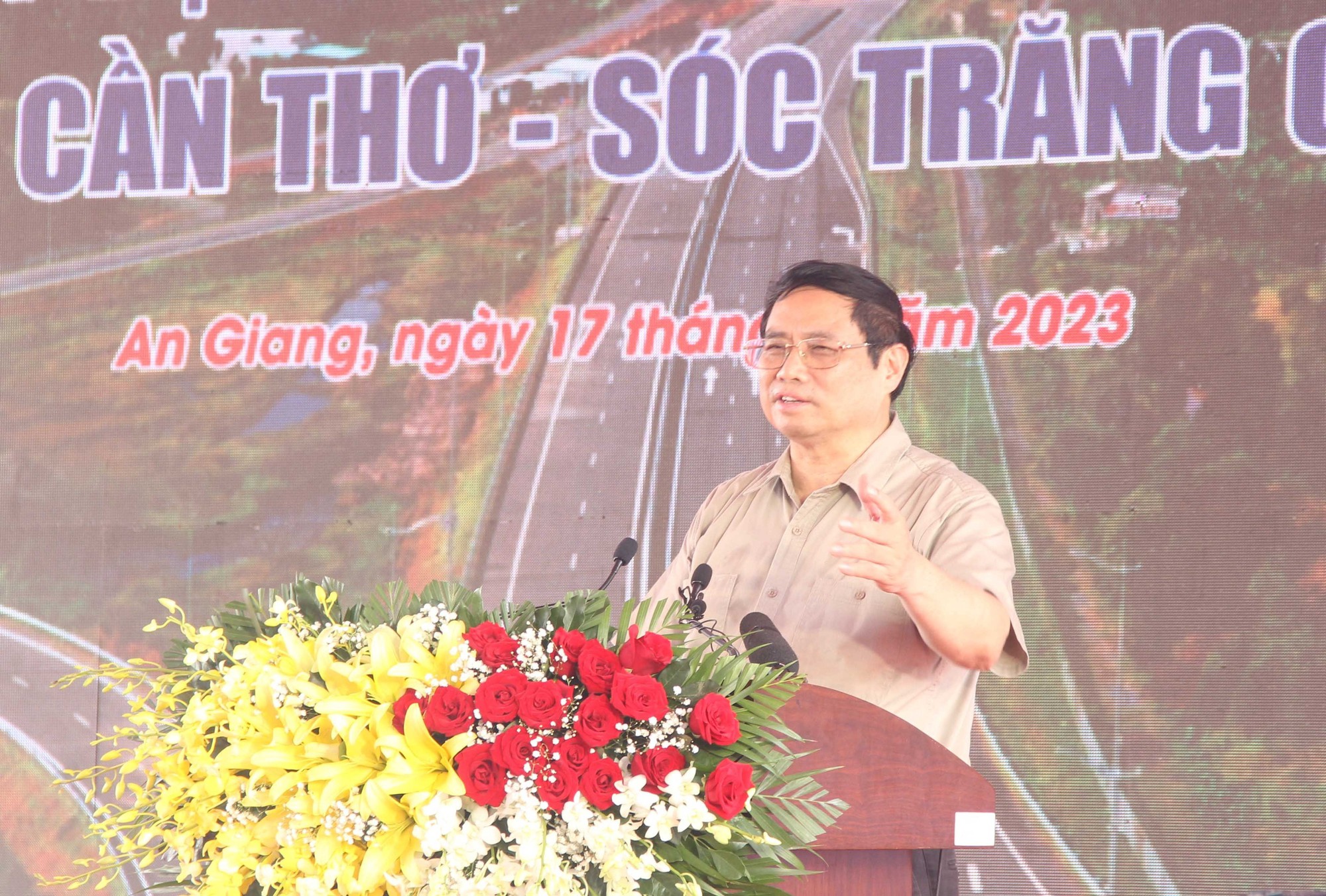 Thủ tướng Chính phủ phát lệnh khởi công cao tốc xuyên 4 tỉnh miền Tây - Ảnh 3.