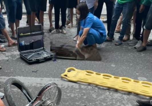 Hà Nội: Một thanh niên đi xe máy nguy kich, sau TNGT với xe tải trên QL6 - Ảnh 1. Hà Nội: Một thanh niên đi xe máy nguy kich, sau TNGT với xe tải trên QL6 - Ảnh 1.