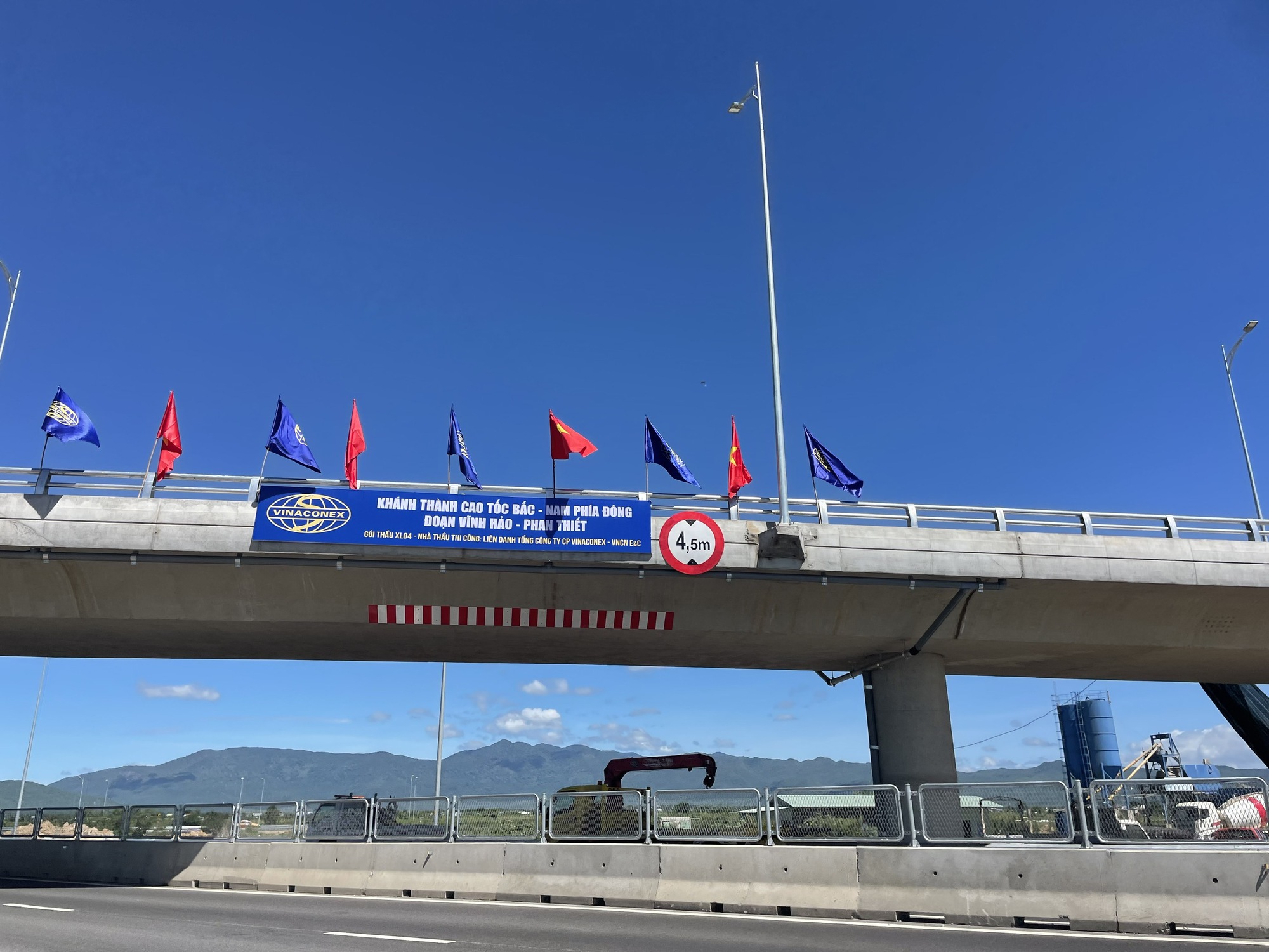 Thủ tướng cắt băng khánh thành 2 dự án cao tốc Bắc – Nam qua Khánh Hòa, Bình Thuận - Ảnh 4.