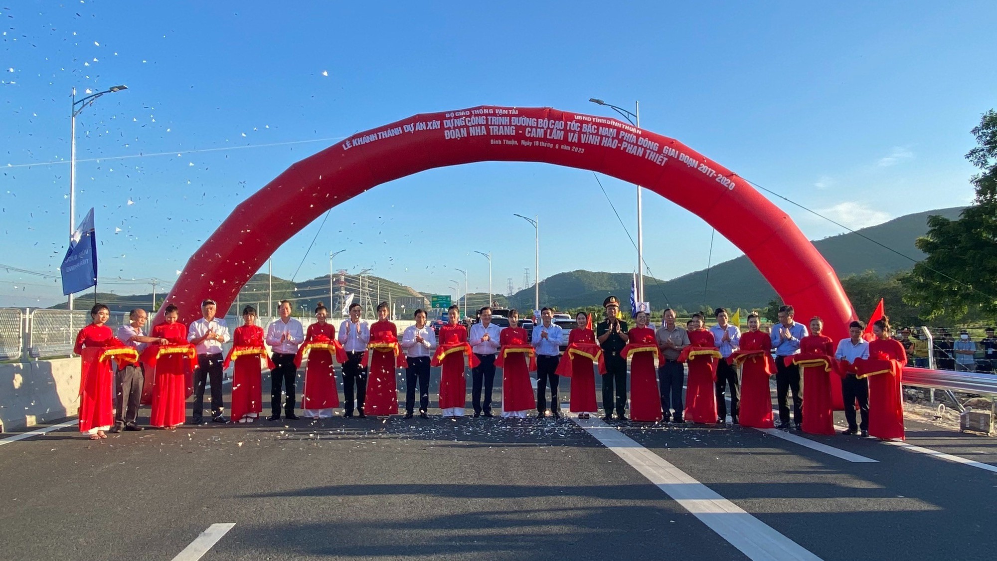 Thủ tướng cắt băng khánh thành 2 dự án cao tốc Bắc – Nam qua Khánh Hòa, Bình Thuận - Ảnh 3.