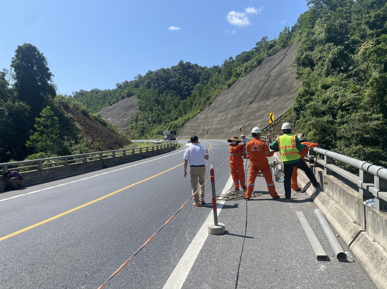 Truy tìm phương tiện gây TNGT trên đường Hồ Chí Minh đoạn La Sơn-Túy Loan - Ảnh 1.