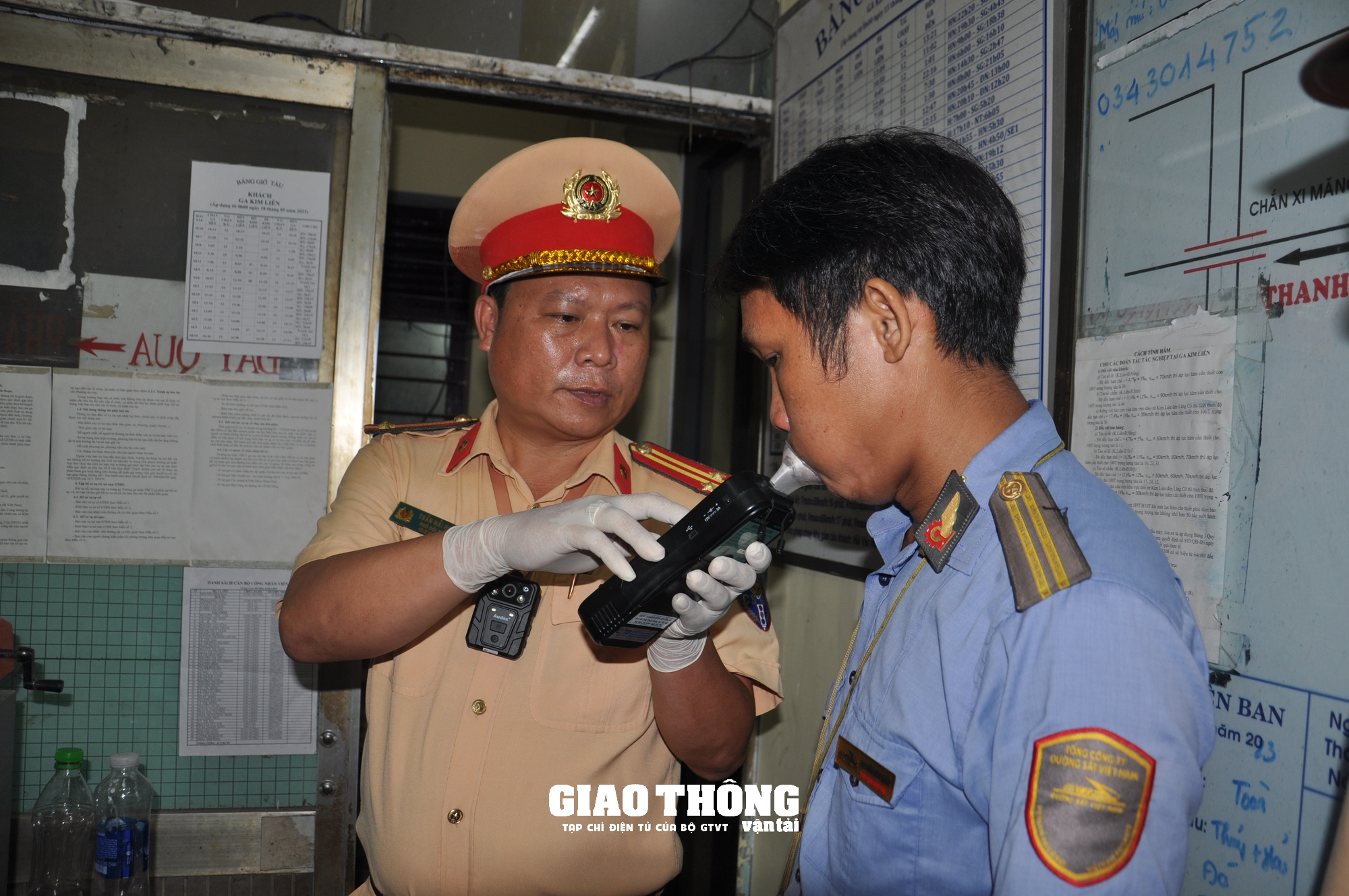 CSGT xuyên ngày đêm kiểm tra nồng độ cồn, ma túy nhân viên đường sắt ở Đà Nẵng - Ảnh 6.