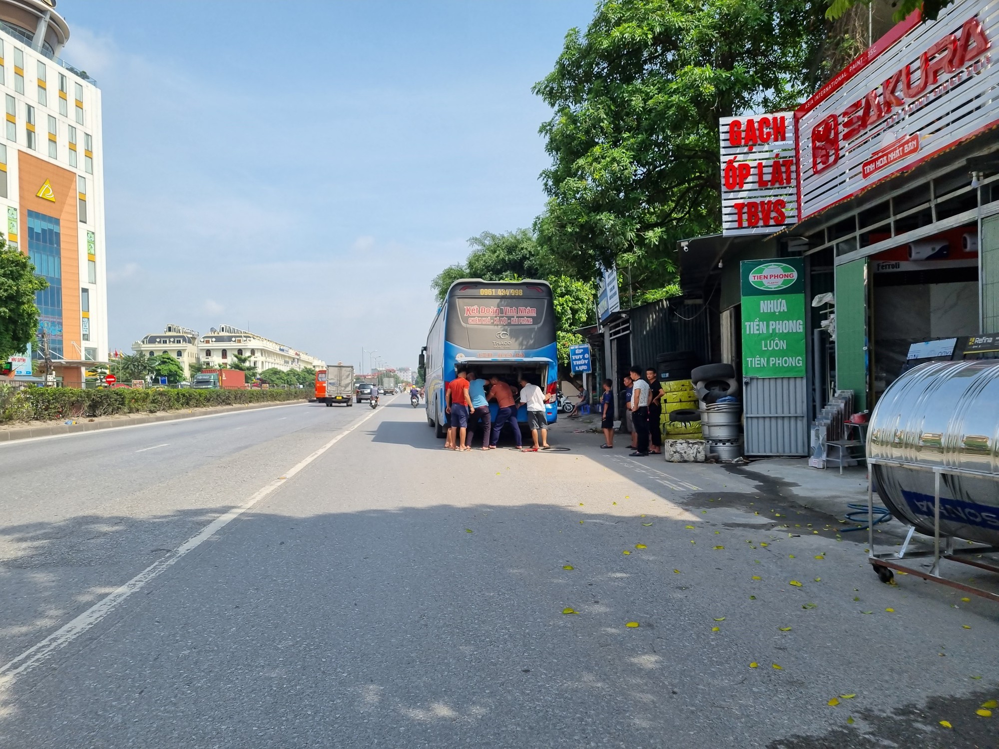 Hưng yên: vấn nạn lấn chiếm hành lang đường bộ trên QL5 - Ảnh 1.
