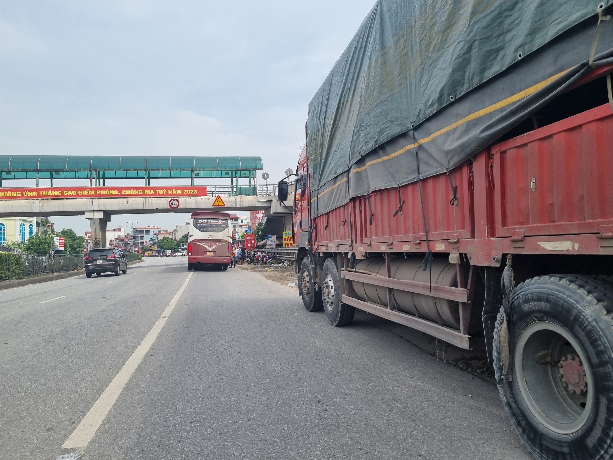 Hưng yên: vấn nạn lấn chiếm hành lang đường bộ trên QL5 - Ảnh 8.