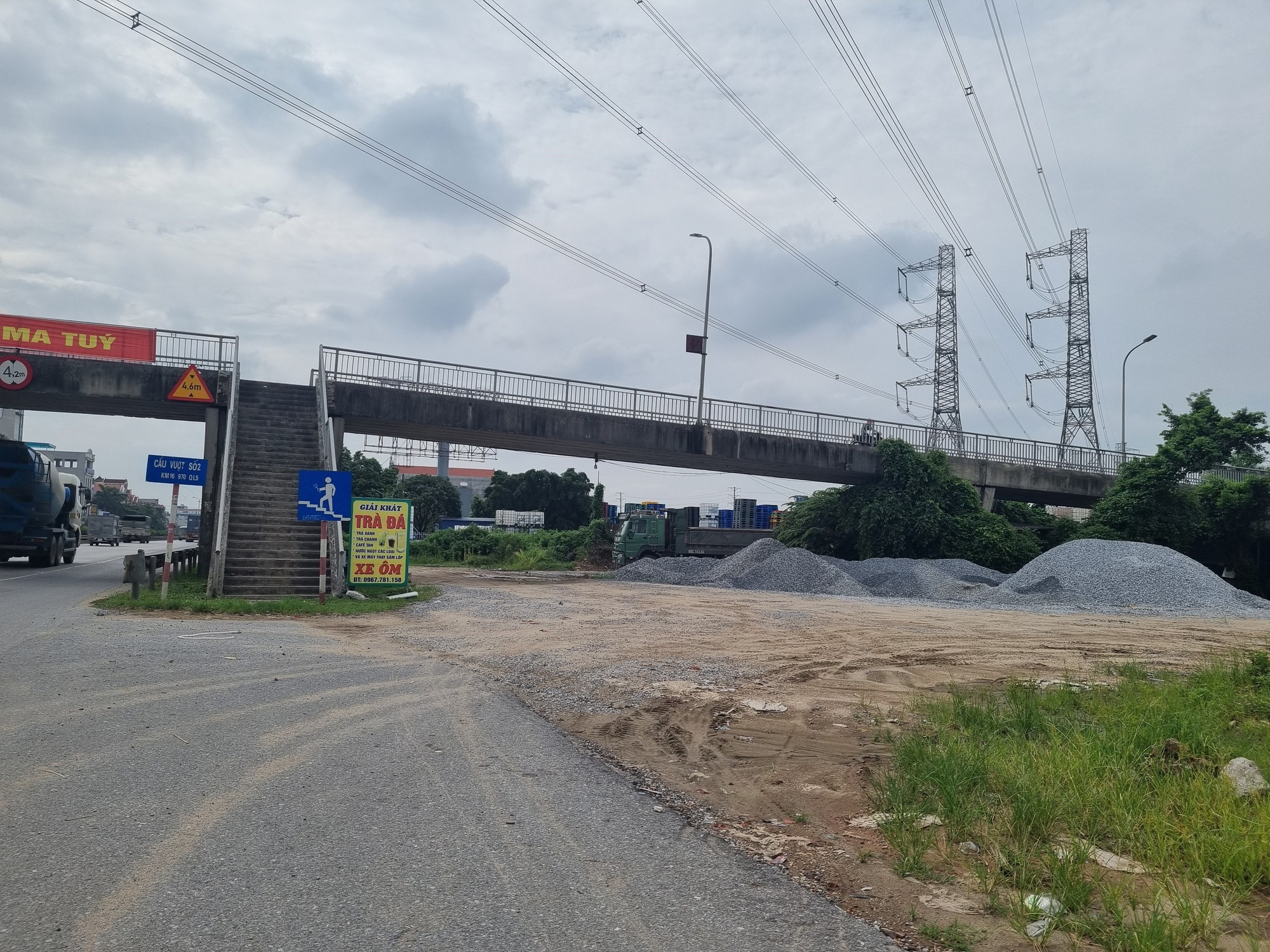 Hưng yên: vấn nạn lấn chiếm hành lang đường bộ trên QL5 - Ảnh 7.