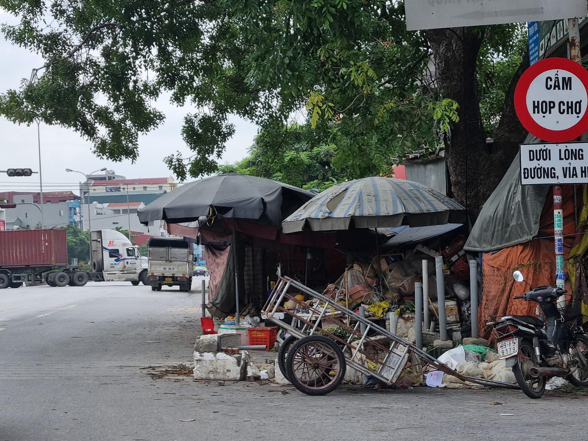 Hưng yên: vấn nạn lấn chiếm hành lang đường bộ trên QL5 - Ảnh 9.