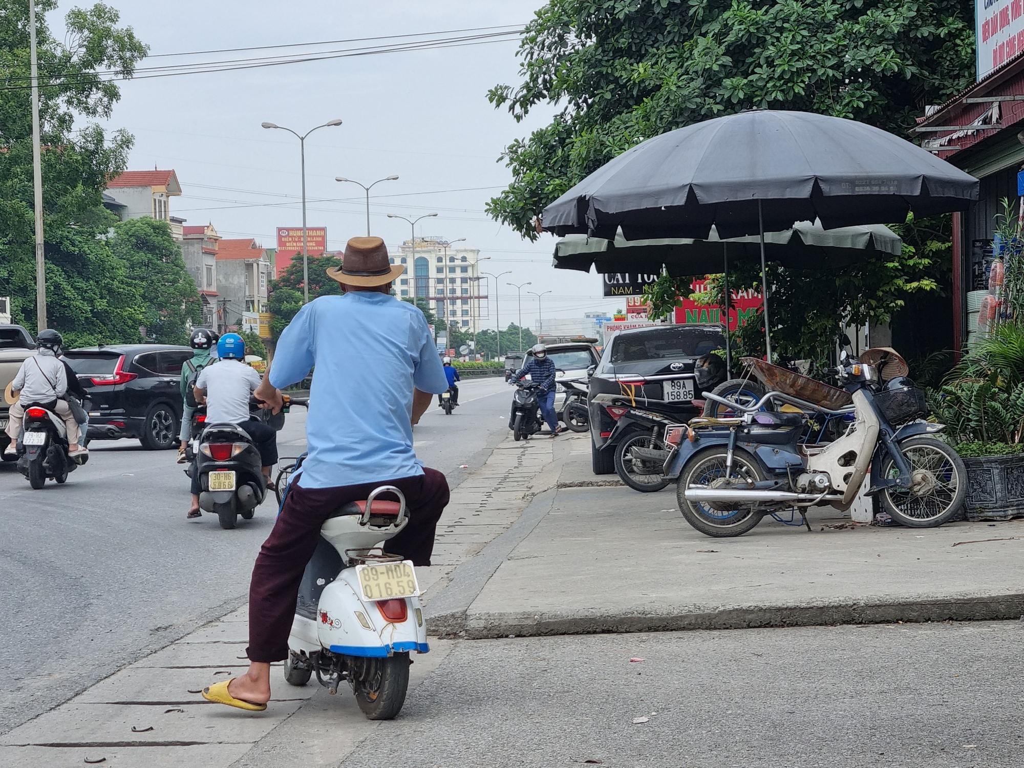 Hưng yên: vấn nạn lấn chiếm hành lang đường bộ trên QL5 - Ảnh 5.