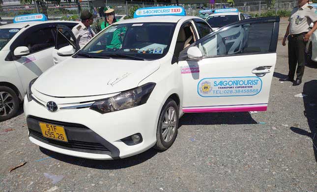 Sân bay Tân Sơn Nhất báo cáo xử lý vi phạm 2 đơn vị taxi gian lận giá cước - Ảnh 1.