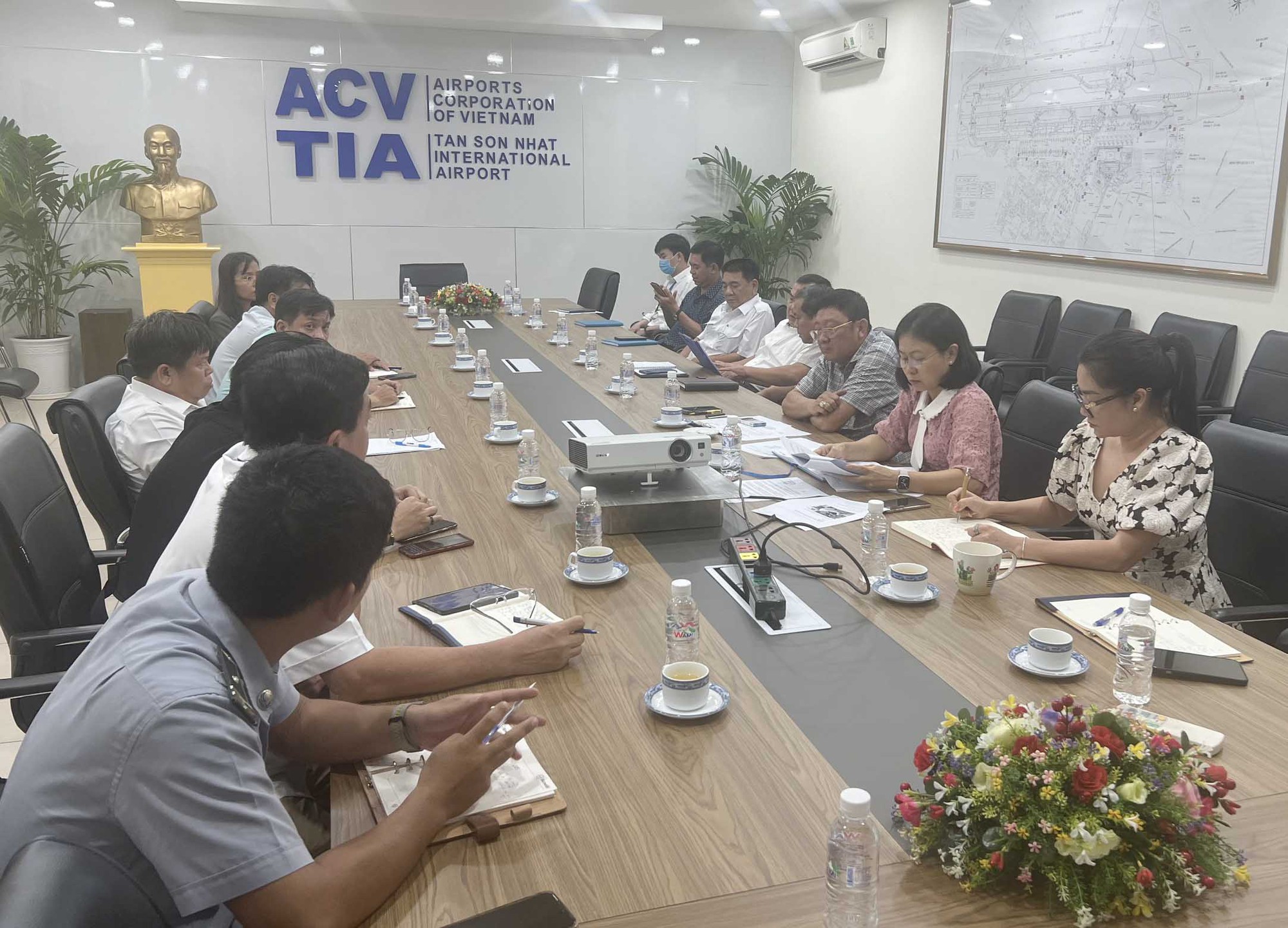 Sân bay Tân Sơn Nhất báo cáo xử lý vi phạm 2 đơn vị taxi gian lận giá cước - Ảnh 2.