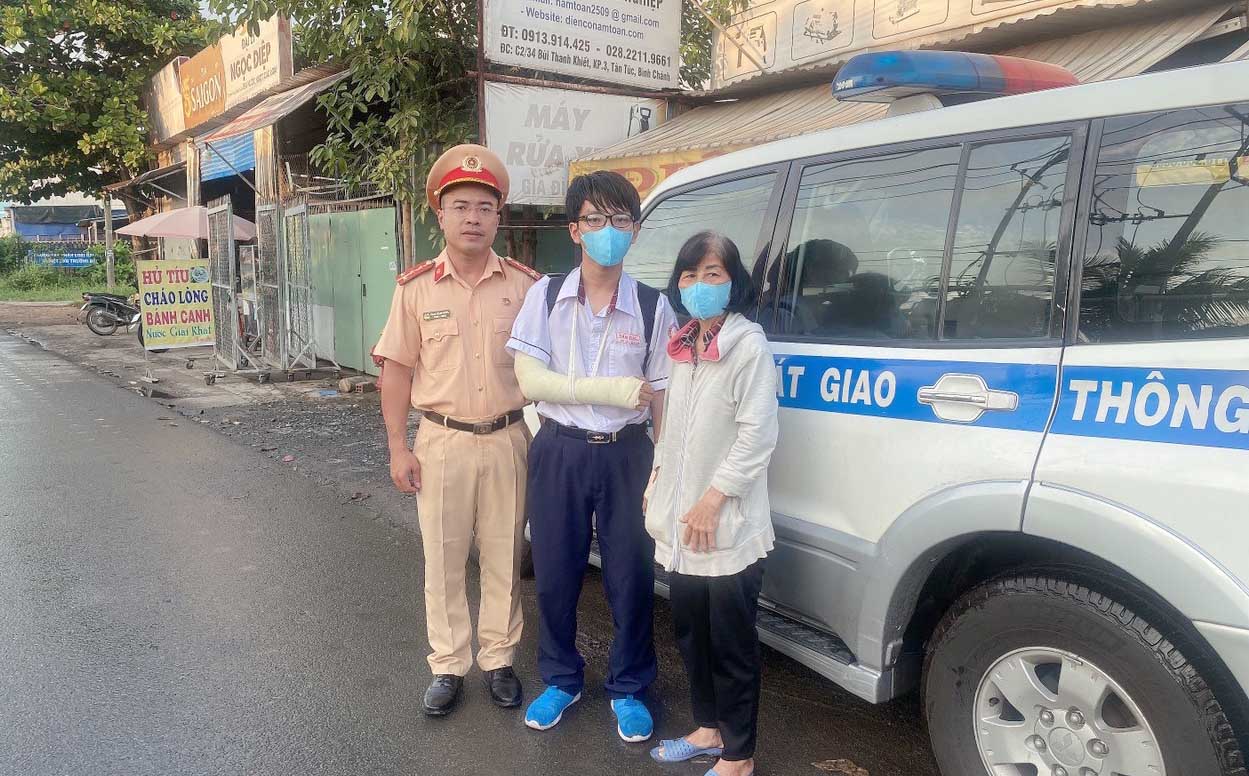 Video CSGT dùng ô tô chuyên dụng đưa thí sinh gãy tay đến phòng thi - Ảnh 2.