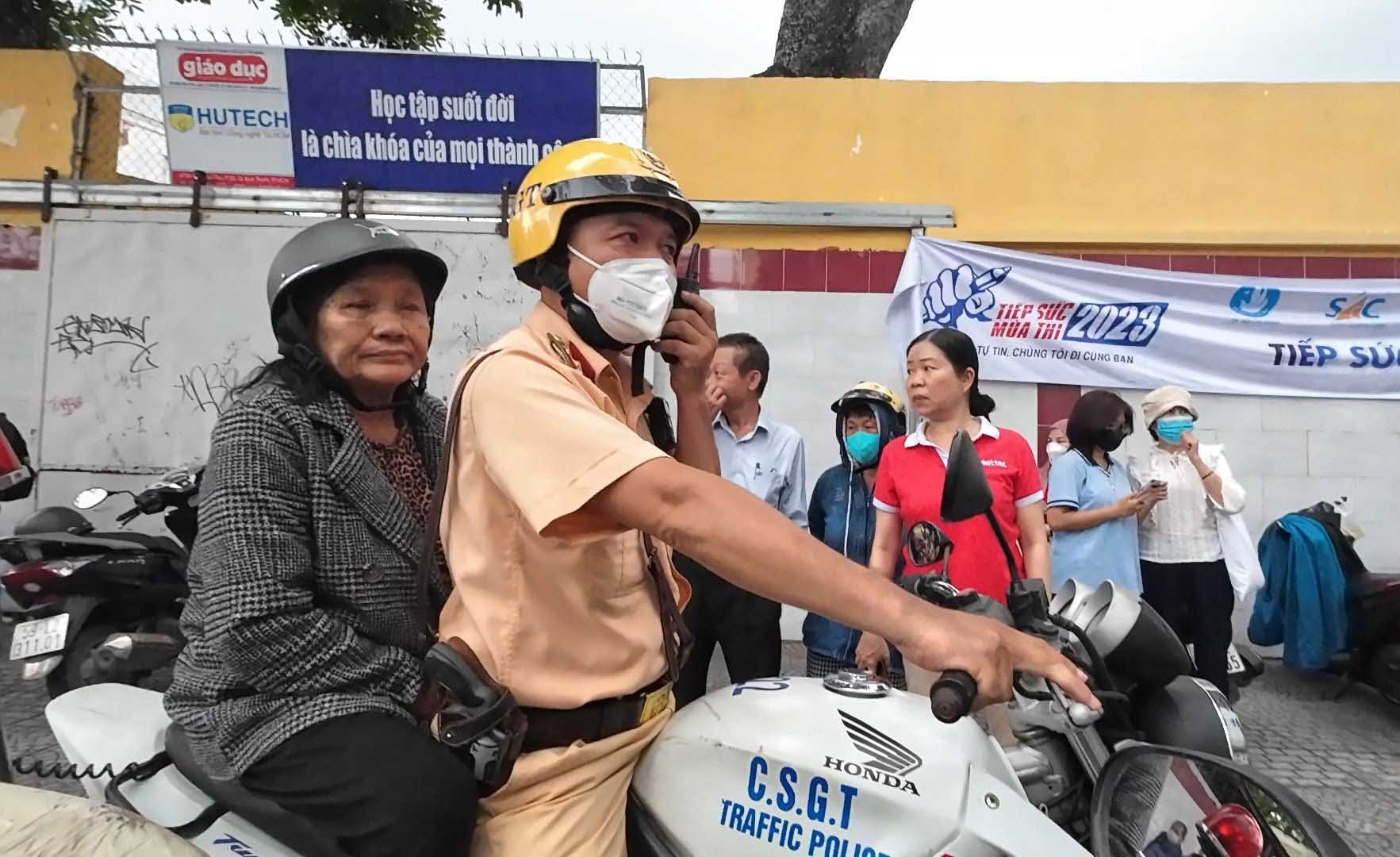 CSGT dùng xe đặc chủng hỗ trợ thí sinh ngủ quên, thất lạc căn cước công dân  - Ảnh 3.