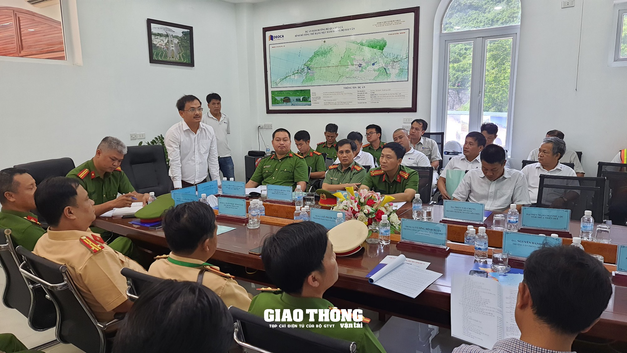 Cận cảnh diễn tập cứu nạn, cứu hộ xe tải bị tai nạn bốc cháy trong hầm Hải Vân - Ảnh 3.