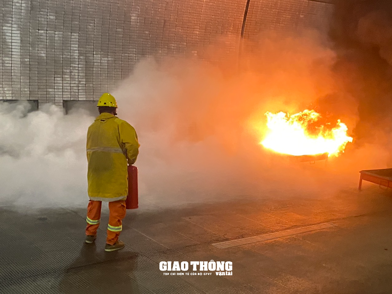 Cận cảnh diễn tập cứu nạn, cứu hộ xe tải bị tai nạn bốc cháy trong hầm Hải Vân - Ảnh 5.