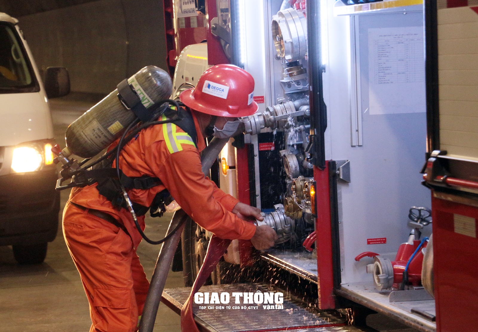 Cận cảnh diễn tập cứu nạn, cứu hộ xe tải bị tai nạn bốc cháy trong hầm Hải Vân - Ảnh 6.