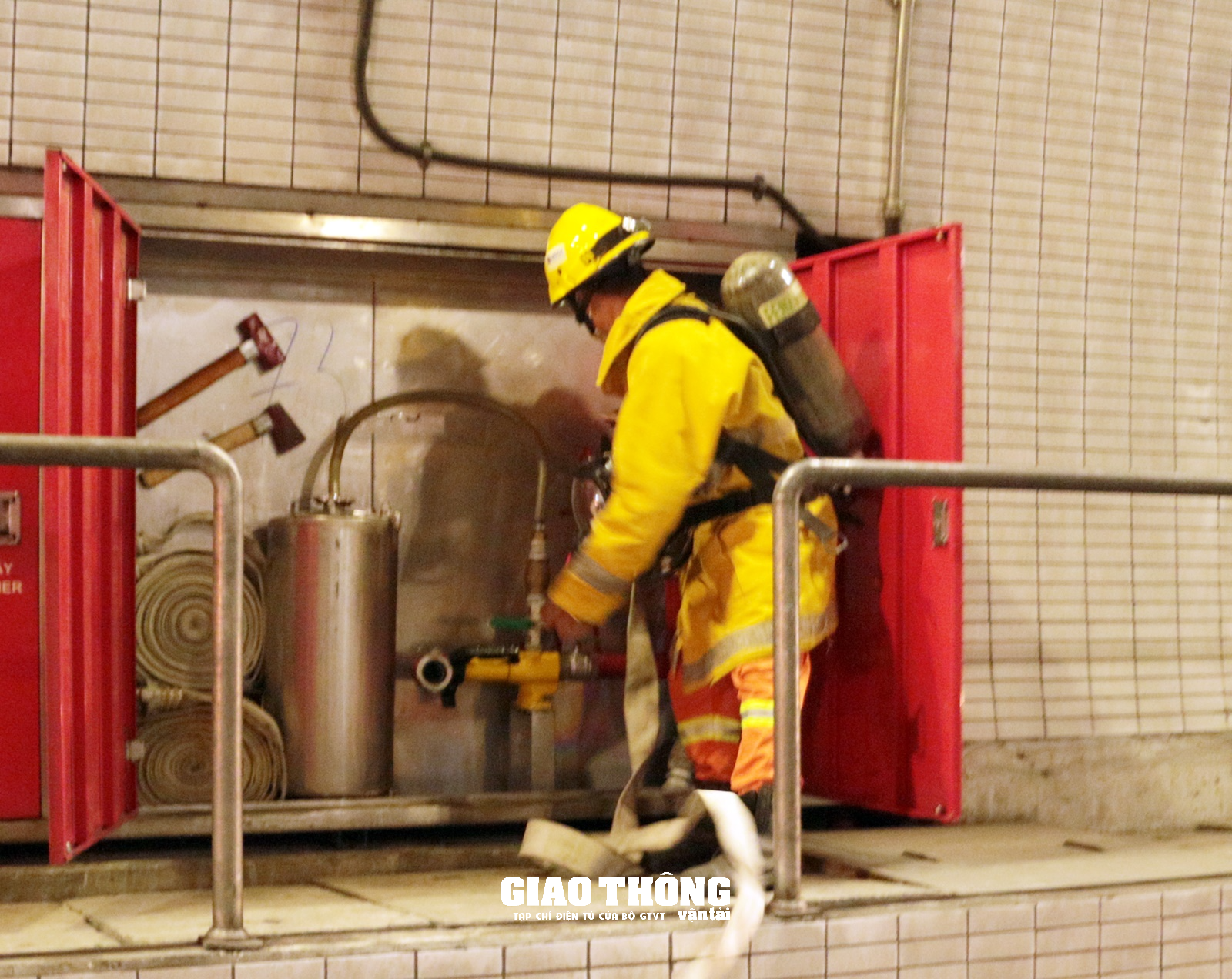 Cận cảnh diễn tập cứu nạn, cứu hộ xe tải bị tai nạn bốc cháy trong hầm Hải Vân - Ảnh 7.