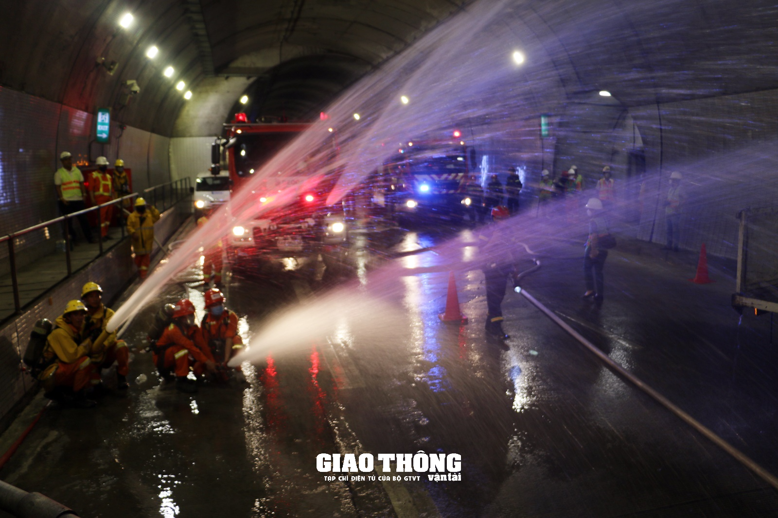 Cận cảnh diễn tập cứu nạn, cứu hộ xe tải bị tai nạn bốc cháy trong hầm Hải Vân - Ảnh 10.