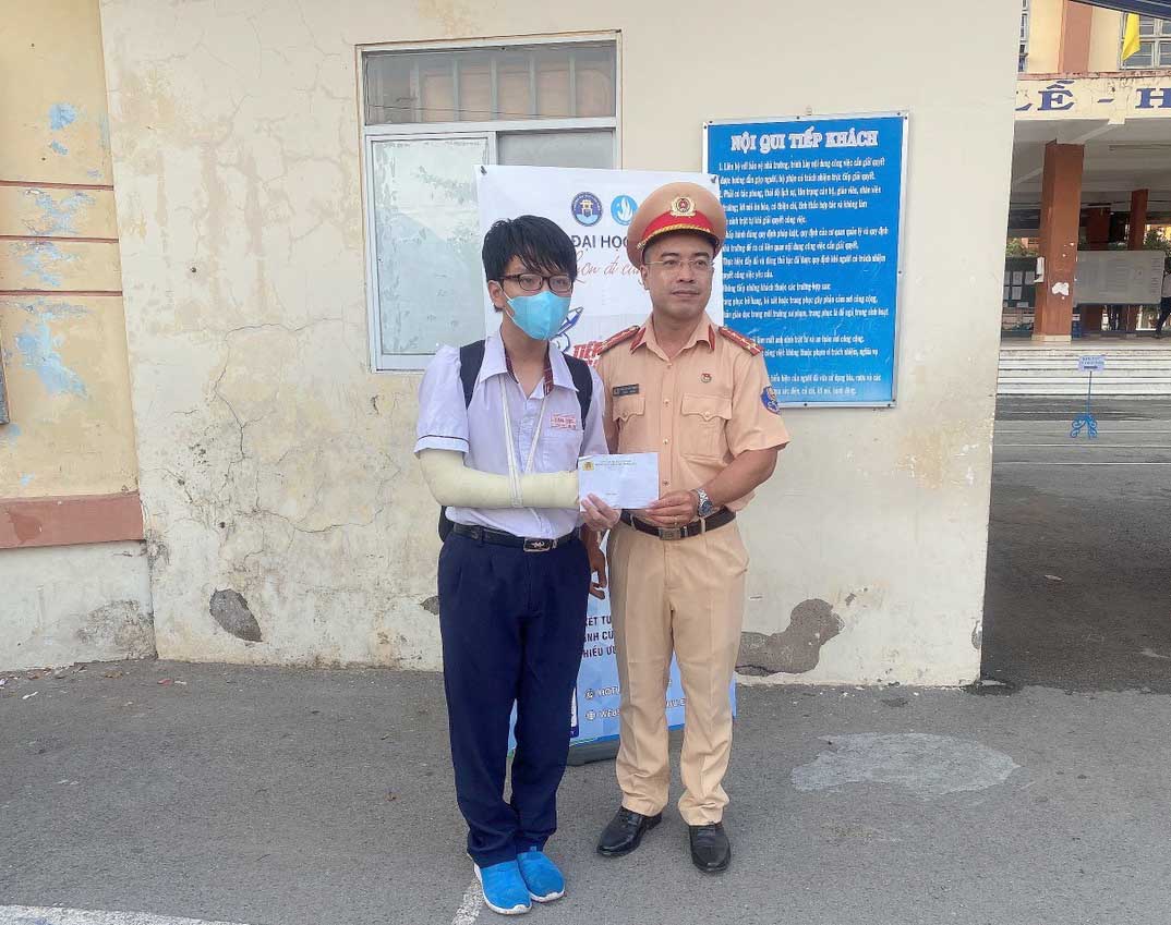 Video CSGT dùng ô tô chuyên dụng đưa thí sinh gãy tay đến phòng thi - Ảnh 3.