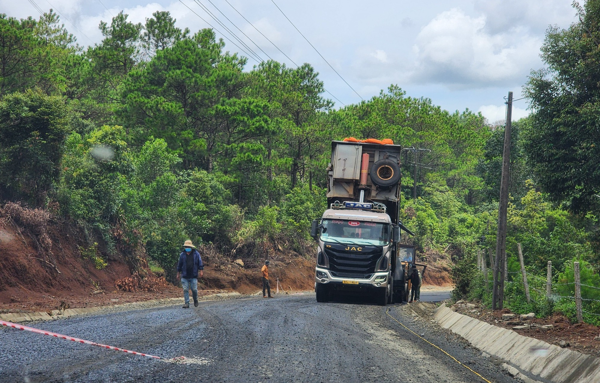 Tăng cường đảm bảo ATGT qua đèo Vi Ô Lắk - Ảnh 1.