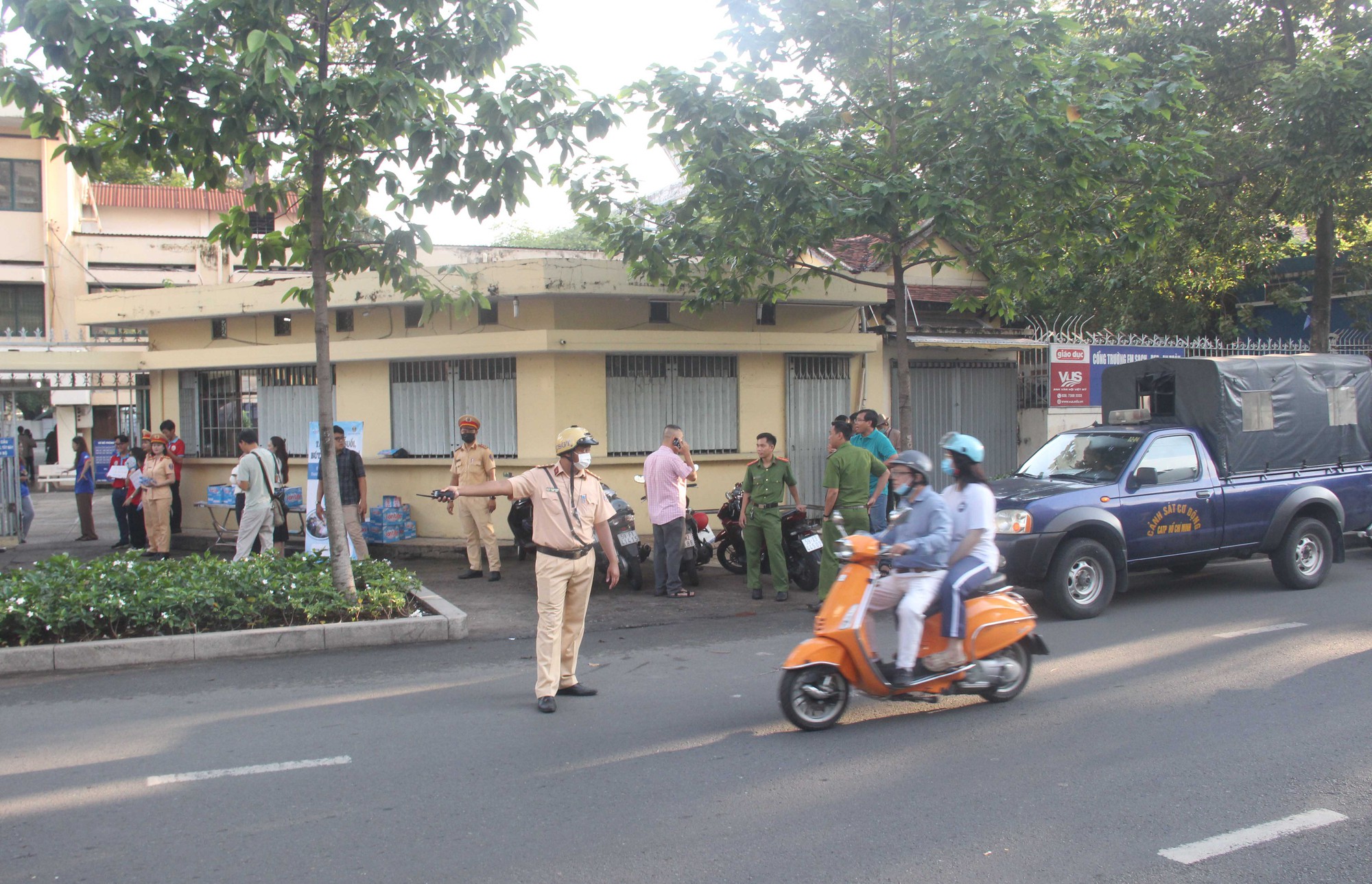 Video CSGT dùng ô tô chuyên dụng đưa thí sinh gãy tay đến phòng thi - Ảnh 4.